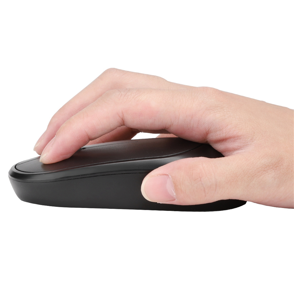 Hand hält von der Seite eine schwarze Computermaus vor weißem Hintergrund.