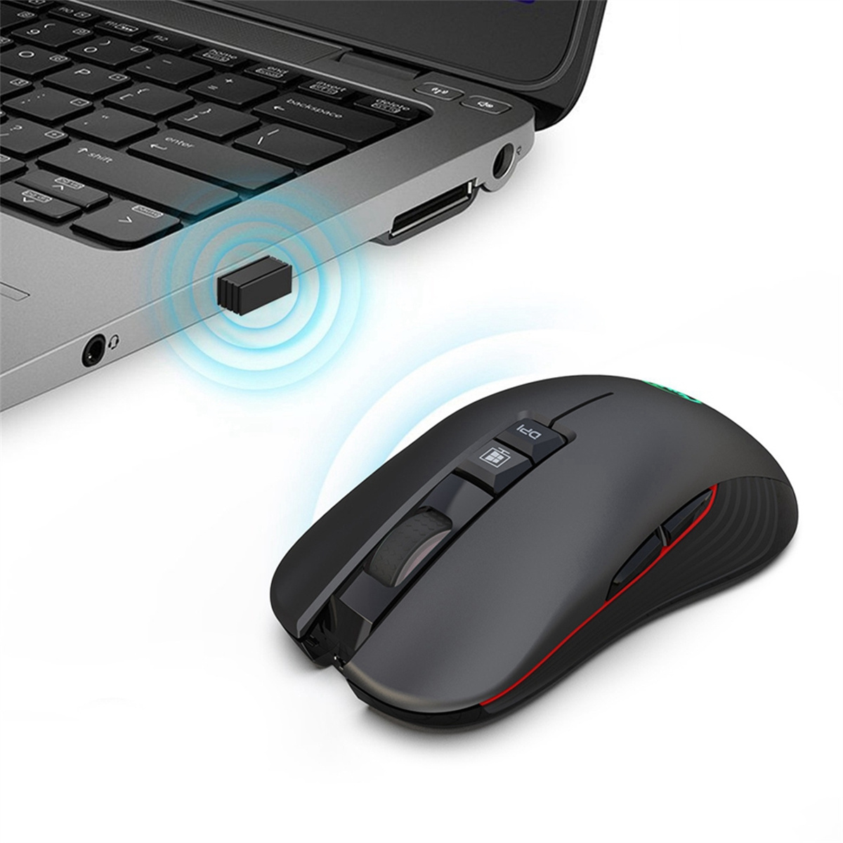 Schwarze kabellose Maus mit USB-Empfänger in einem Laptop. Maus mit roten Akzenten.