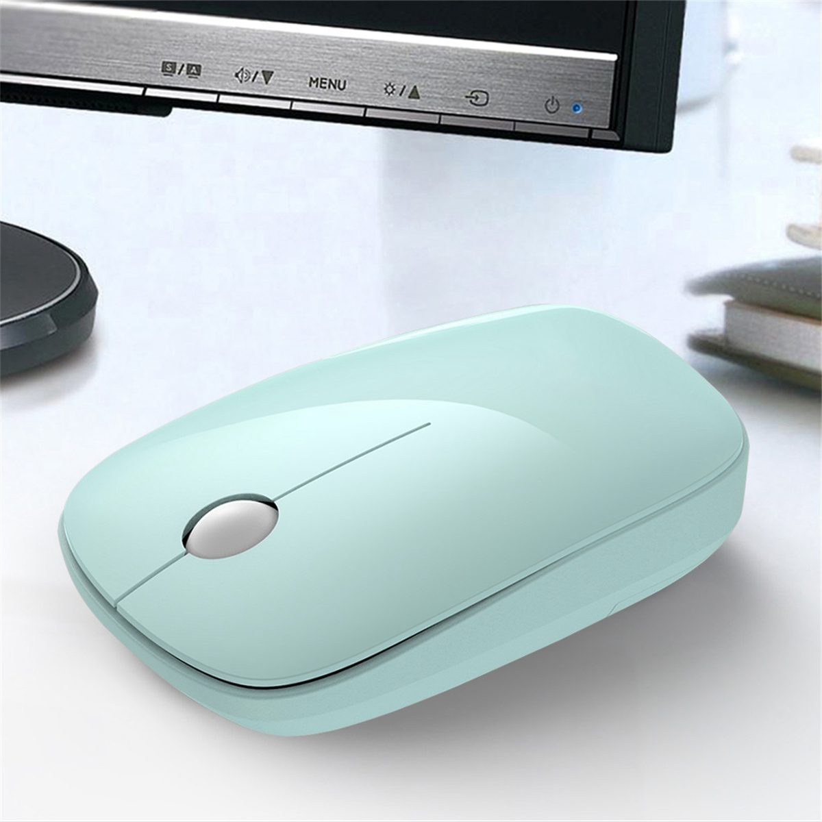 Eine hellblaue kabellose Computermaus auf einer weißen Oberfläche. Die Maus hat ein Scrollrad.