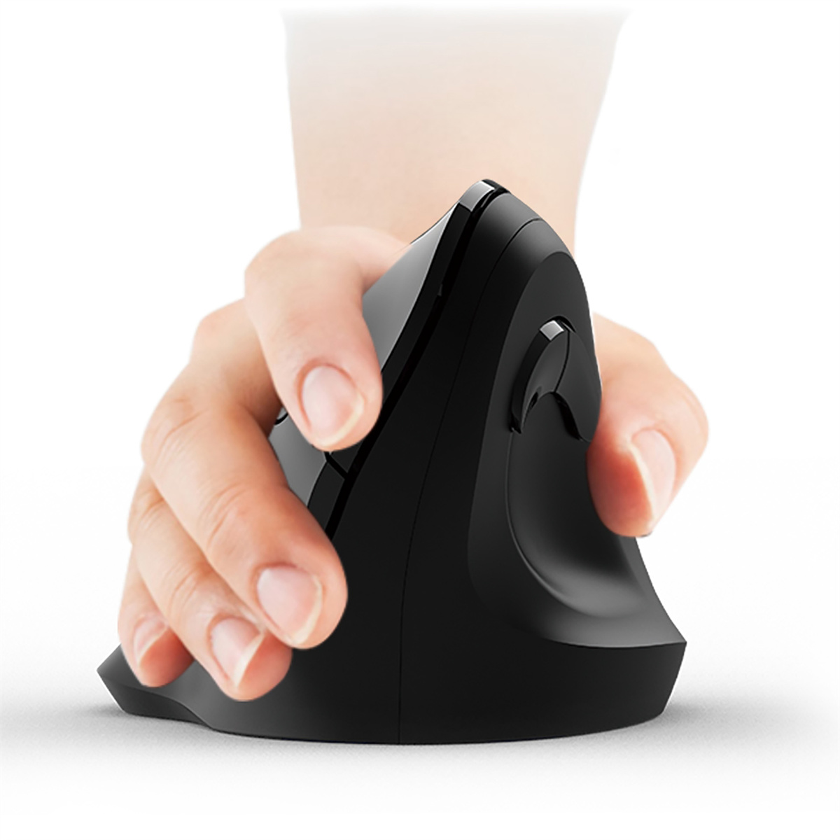 Ergonomische schwarze vertikale Maus, die von einer Hand gehalten wird.