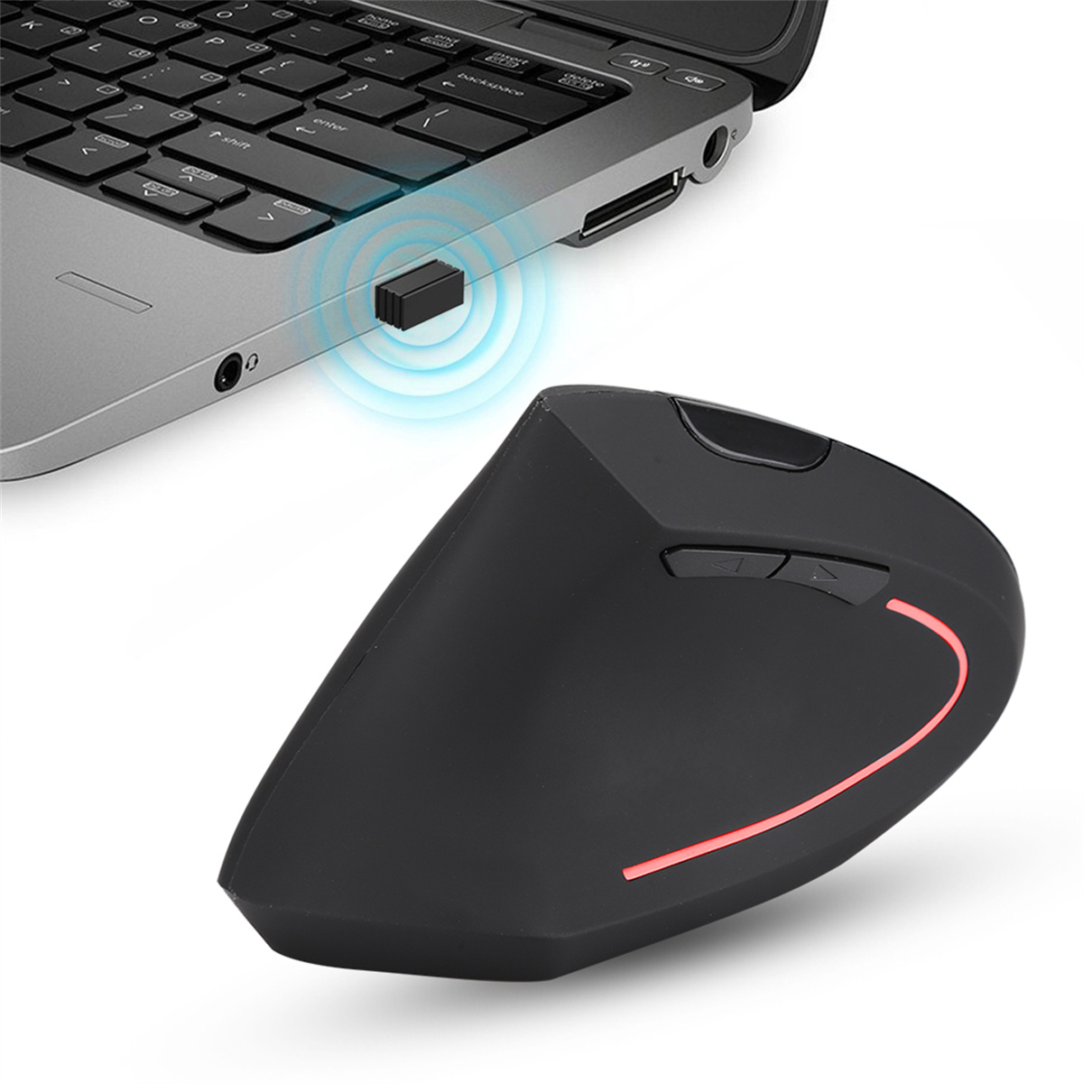 Schwarze ergonomische Maus mit rotem Licht, neben einem Laptop mit angeschlossenem USB-Empfänger.