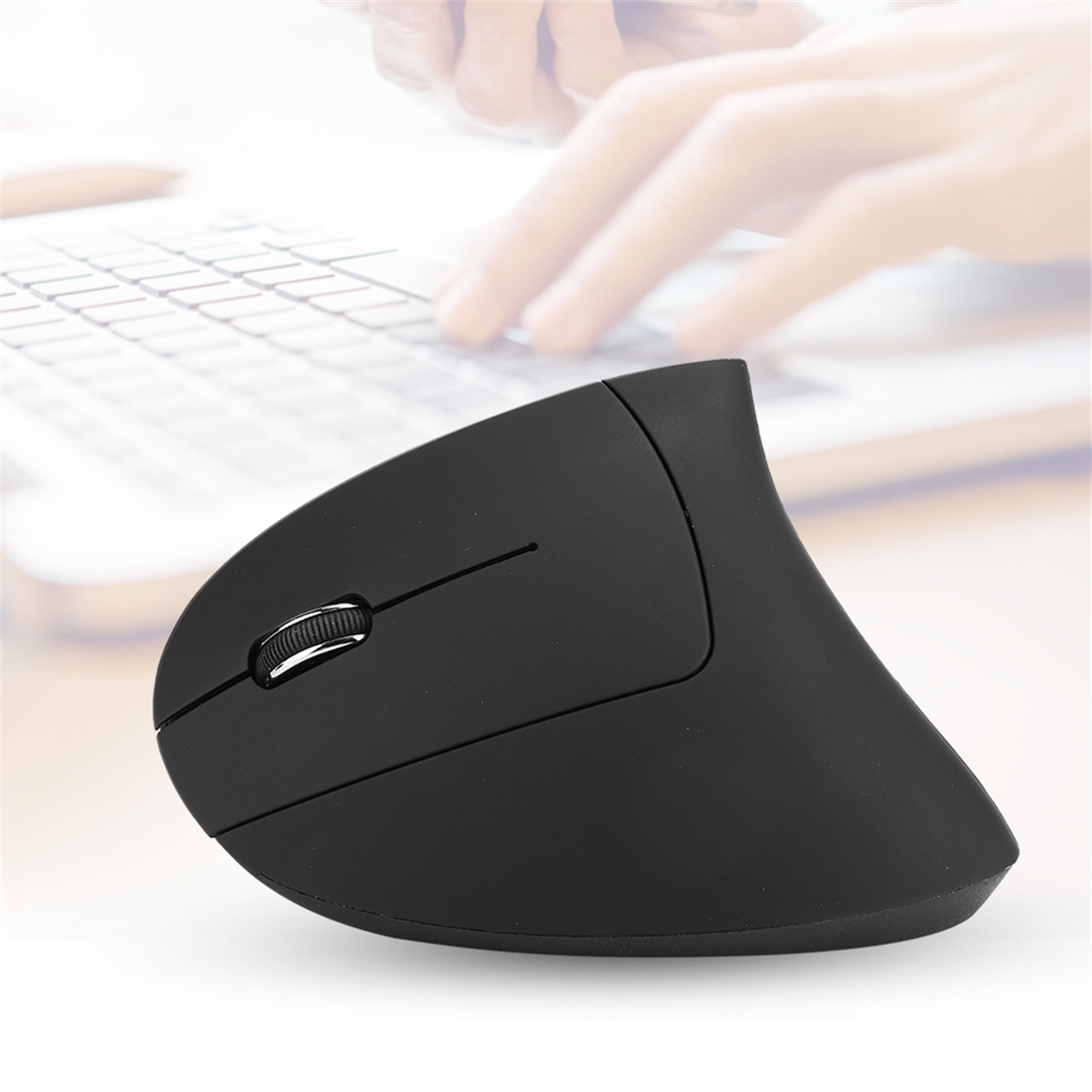 Eine schwarze ergonomische Vertikalmaus mit einem Scrollrad. Die Hände einer Person sind im Hintergrund unscharf.