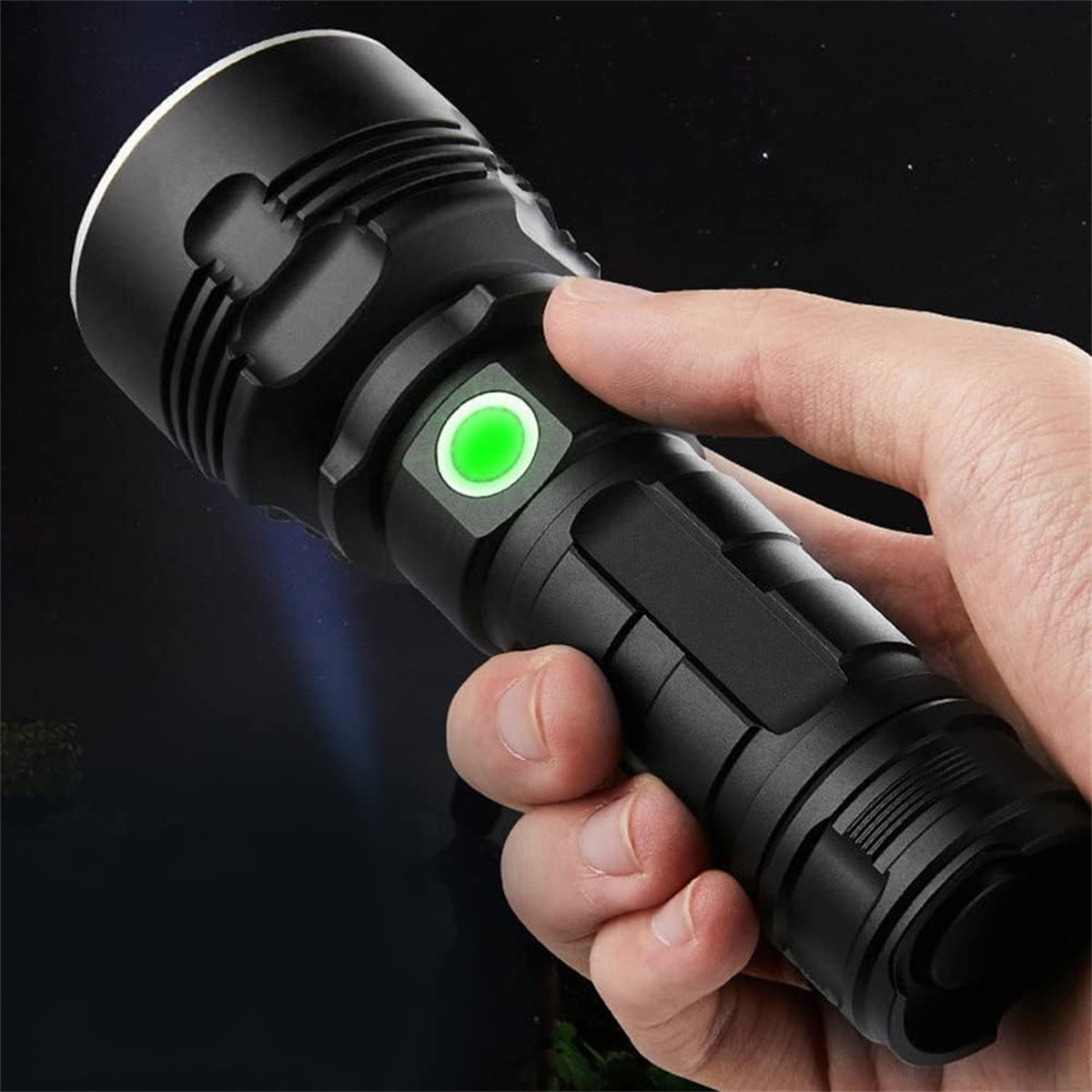 Eine Hand hält eine schwarze Taschenlampe. Ein grüner Knopf leuchtet am Gehäuse der Taschenlampe.
