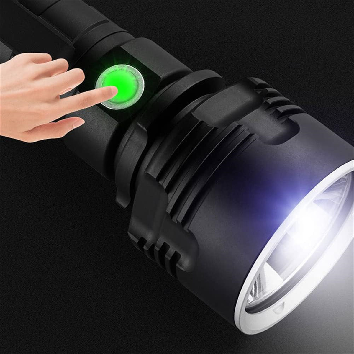 Eine Hand drückt einen grünen Knopf an einer schwarzen Taschenlampe. Die Taschenlampe strahlt helles weißes Licht aus.