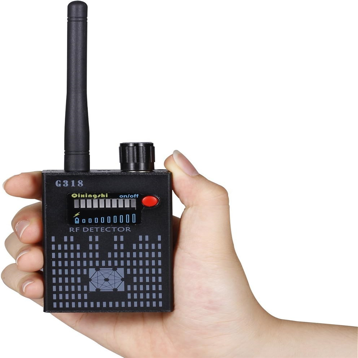 Hand hält einen schwarzen HF-Detektor. Er hat ein Display, eine Antenne und Steuerungsknöpfe.