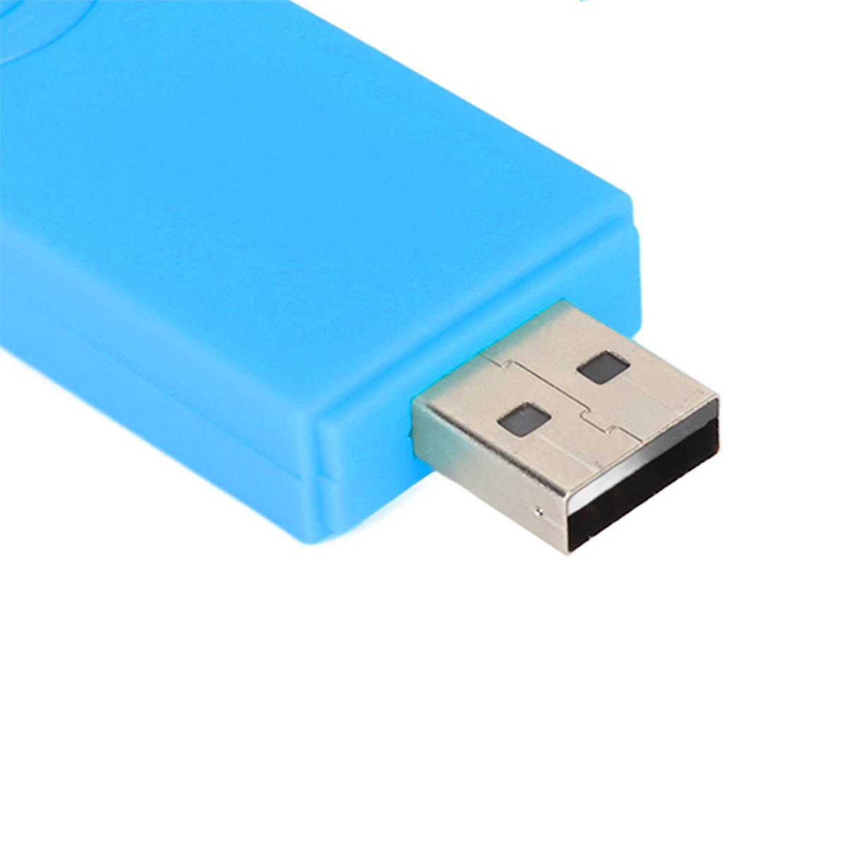 Blauer USB-A-Anschluss isoliert auf weißem Hintergrund, Nahaufnahme.
