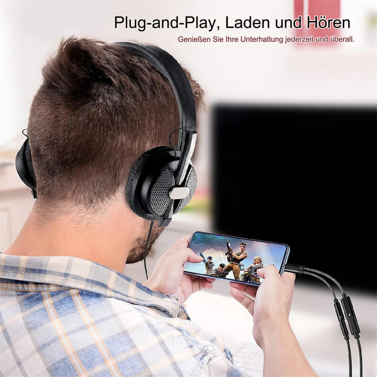 Mann mit Kopfhörern, der ein Video auf einem Telefon ansieht. Fokus auf dem Bildschirm.