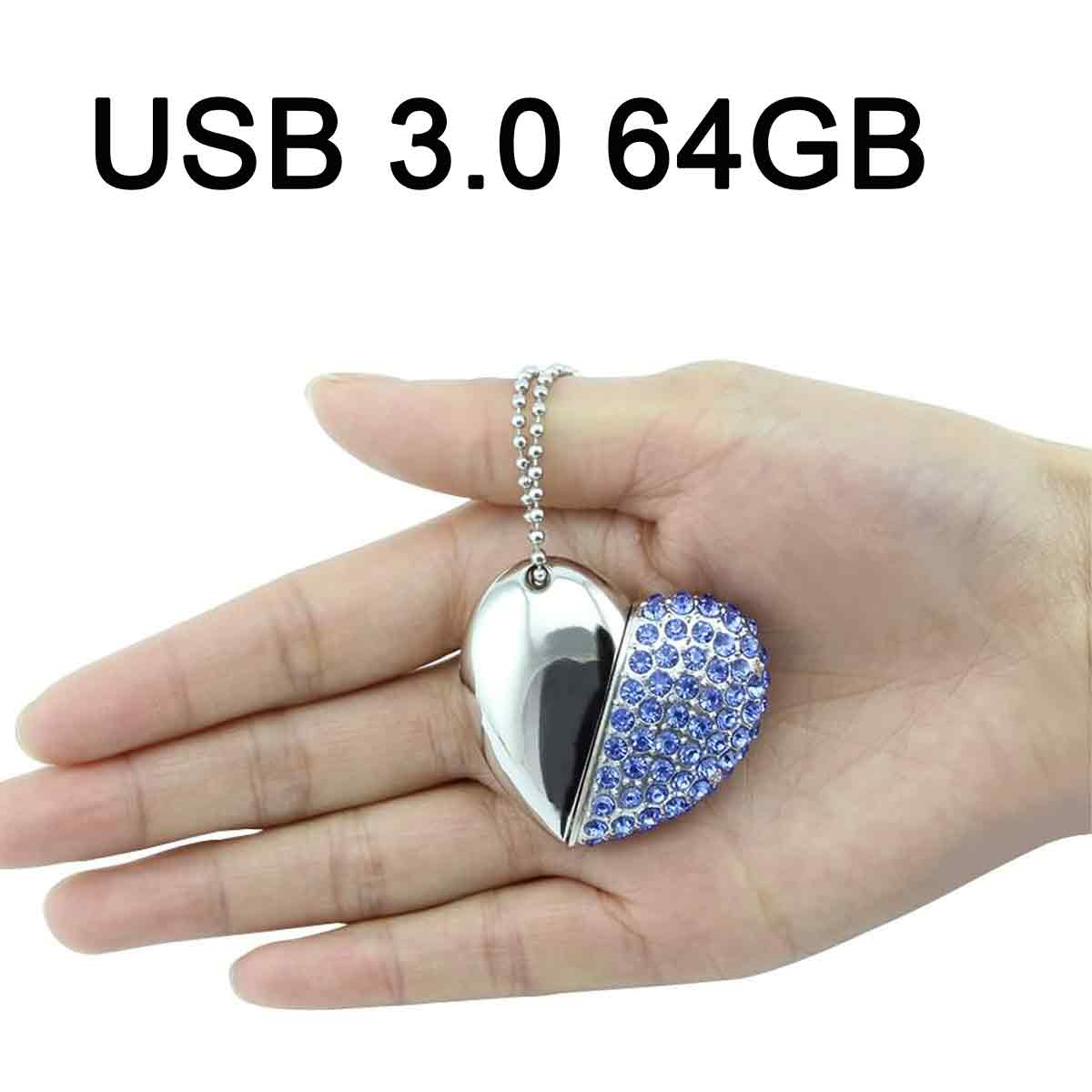 Ein silberner herzförmiger USB-Stick mit blauen Strasssteinen wird in einer Hand gehalten. Oben steht USB 3.0 64GB.