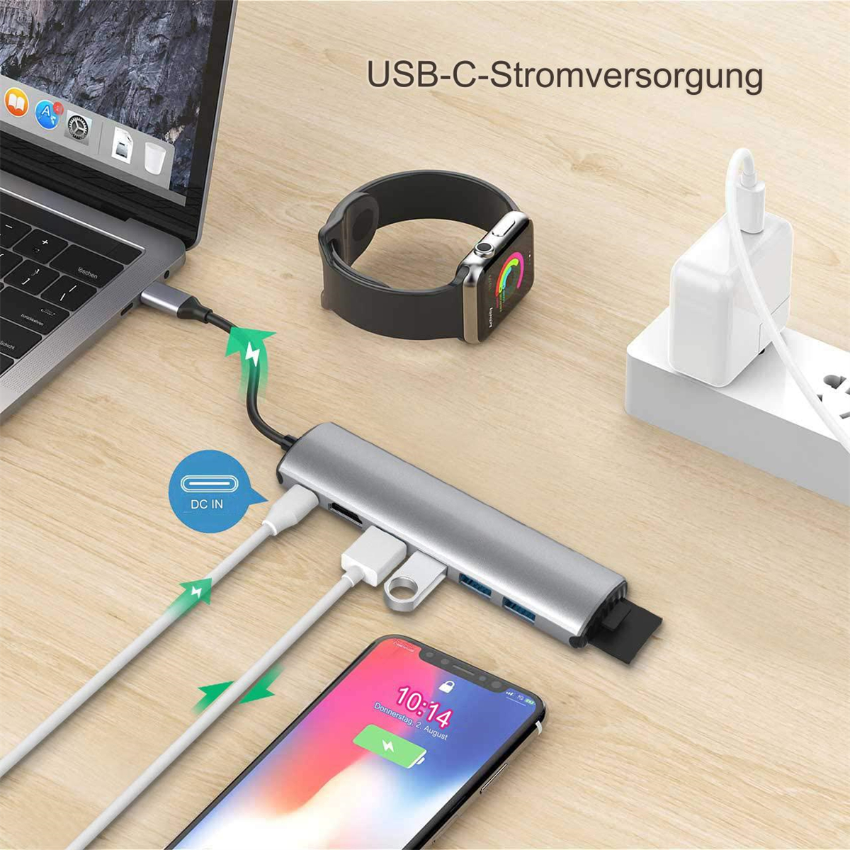 Silberner USB-Hub mit verschiedenen Anschlüssen, Kabeln und angeschlossenen Geräten.