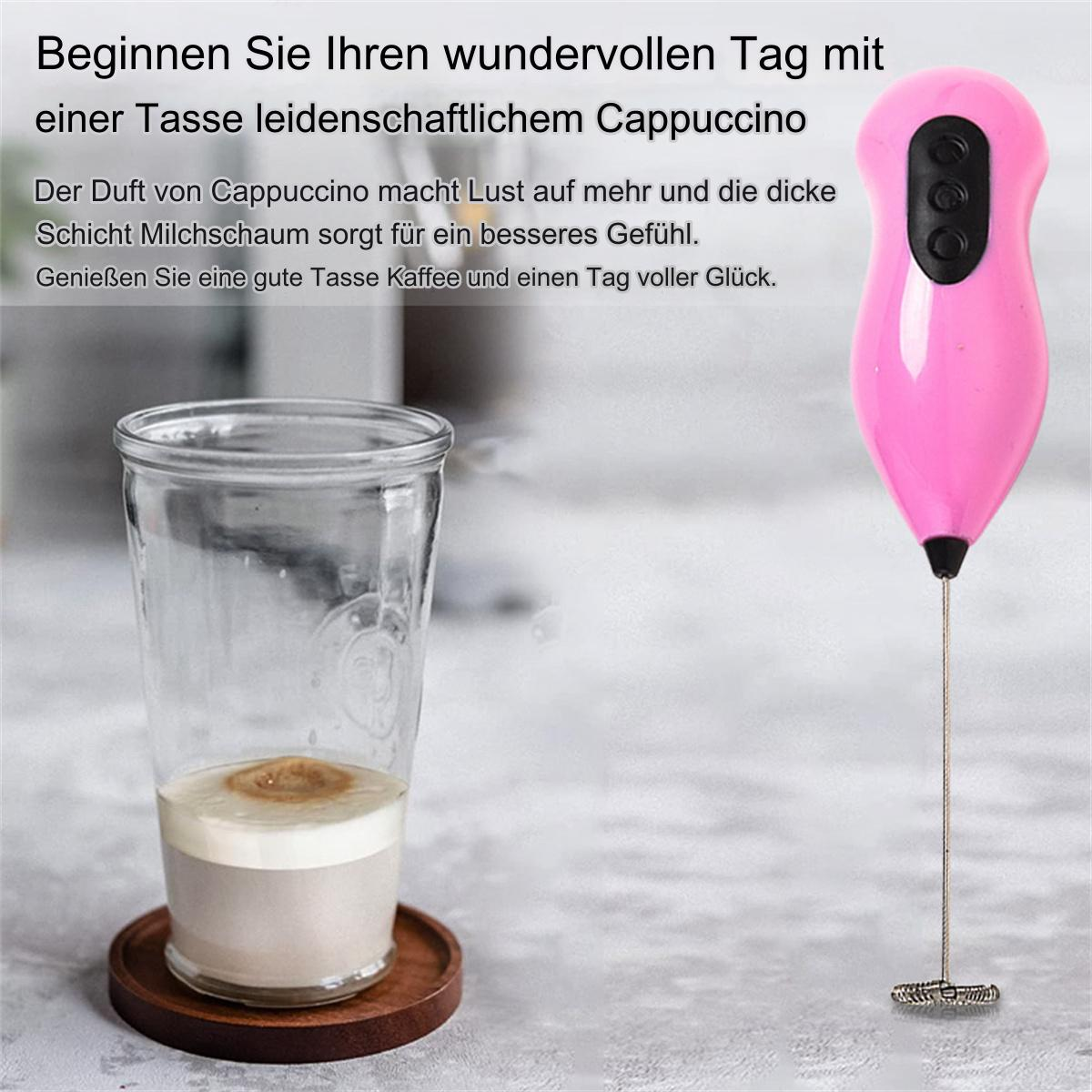 Rosa Milchaufschäumer mit einem Glas Kaffee. Das Glas hat Schaum und Kaffee.