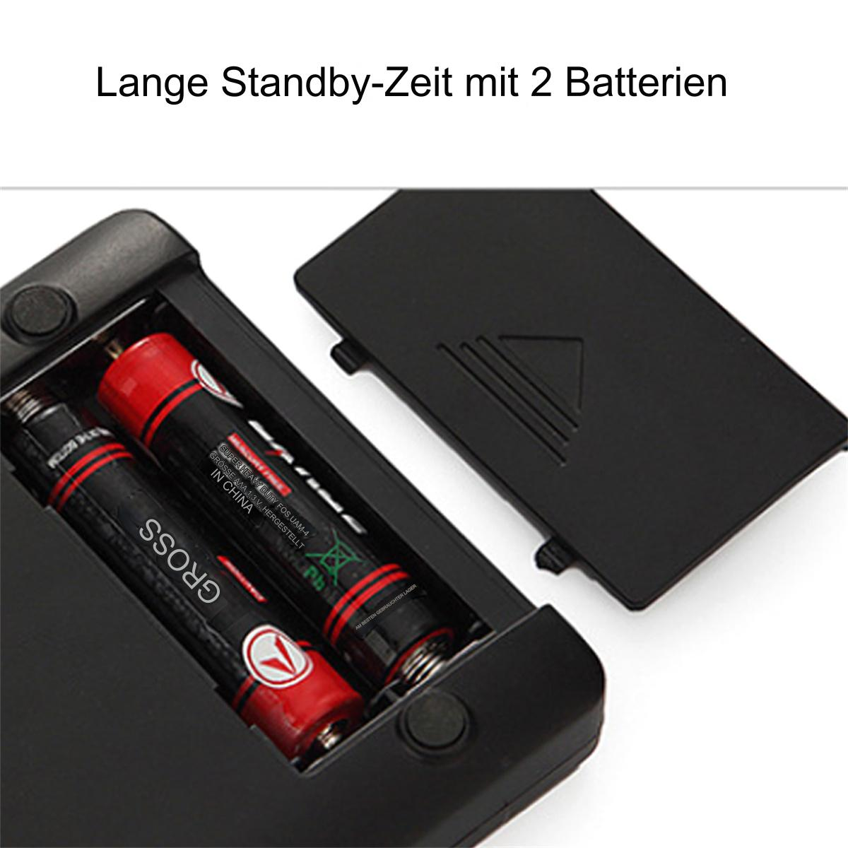 Ein schwarzes Batteriefach mit zwei Batterien, rot und schwarz markiert, Nahaufnahme.