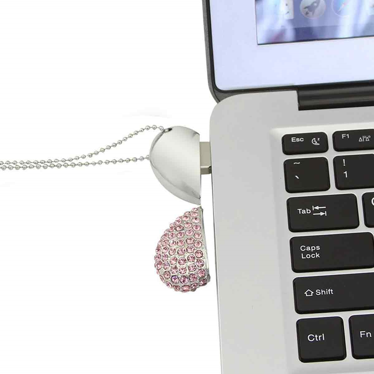 Laptop mit eingestecktem USB-Stick, mit Anhänger-Halskette.