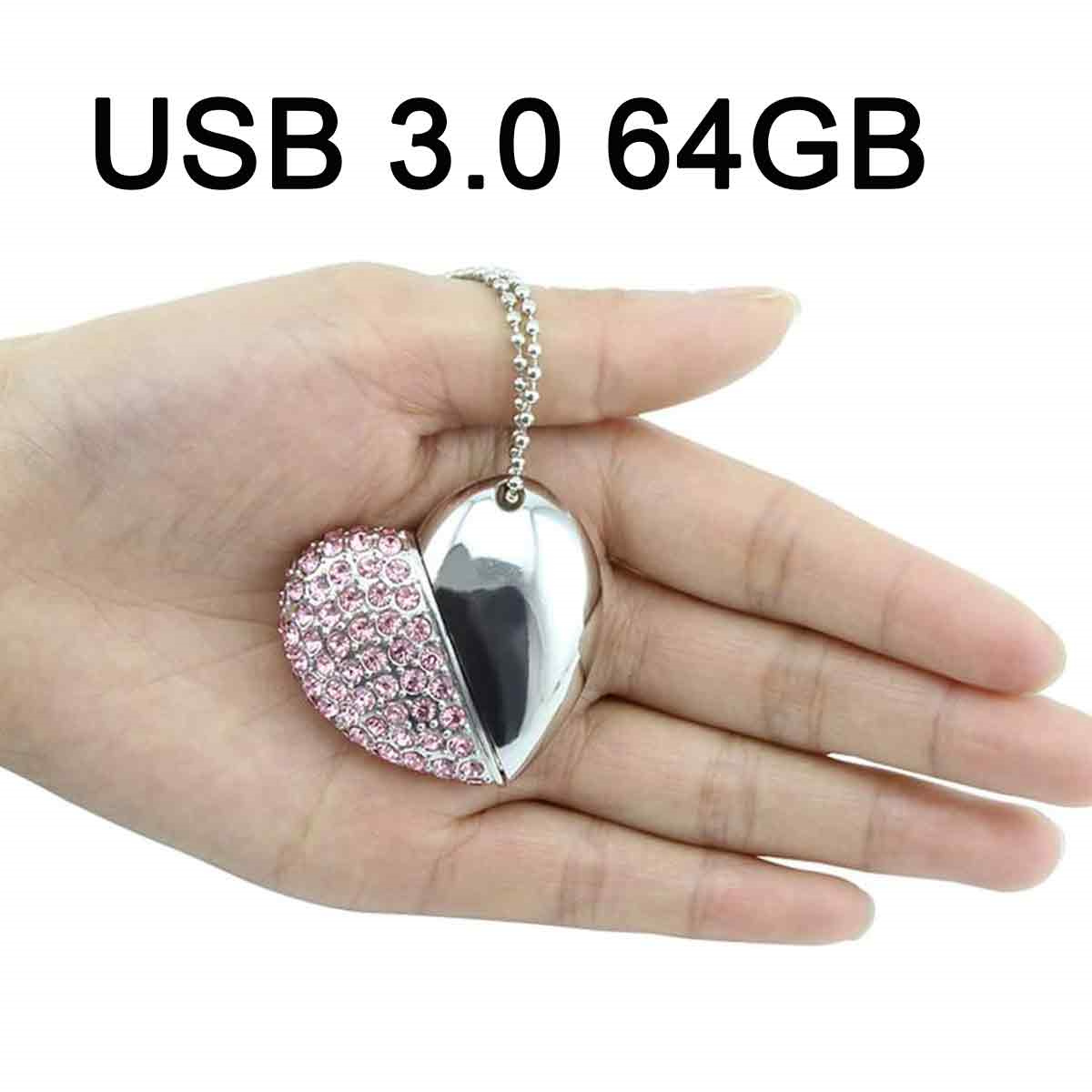 Herzförmiger USB-Stick mit Strasssteinen. Wird in einer Hand gehalten. Silberkette ist befestigt.
