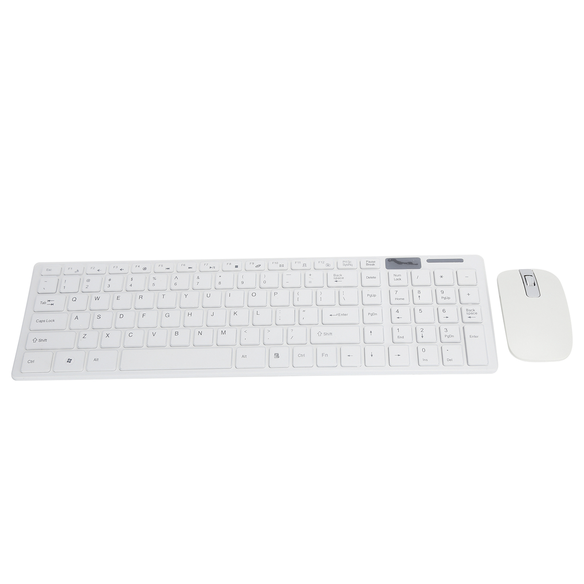 Weißes Tastatur- und Maus-Set. Die Tastatur hat ein vollständiges Layout.
