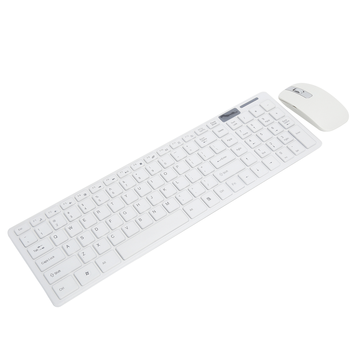 Ein weißes kabelloses Tastatur- und Maus-Set auf weißem Hintergrund, wobei die Tastatur im Fokus steht.