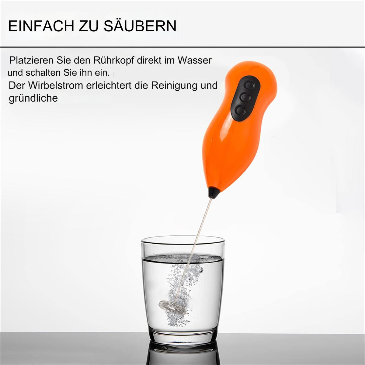 Oranger Handmilchaufschäumer in einem Glas Wasser. Blasen bilden sich.