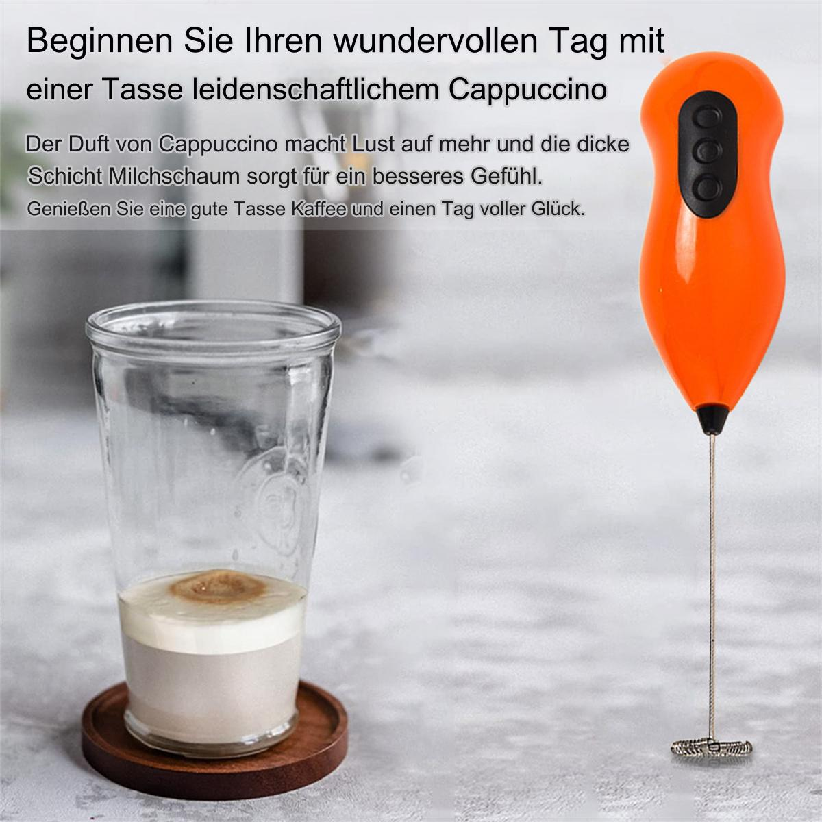 Oranger Milchaufschäumer mit Cappuccino-Glas auf Holzuntersetzer, Text auf Deutsch.