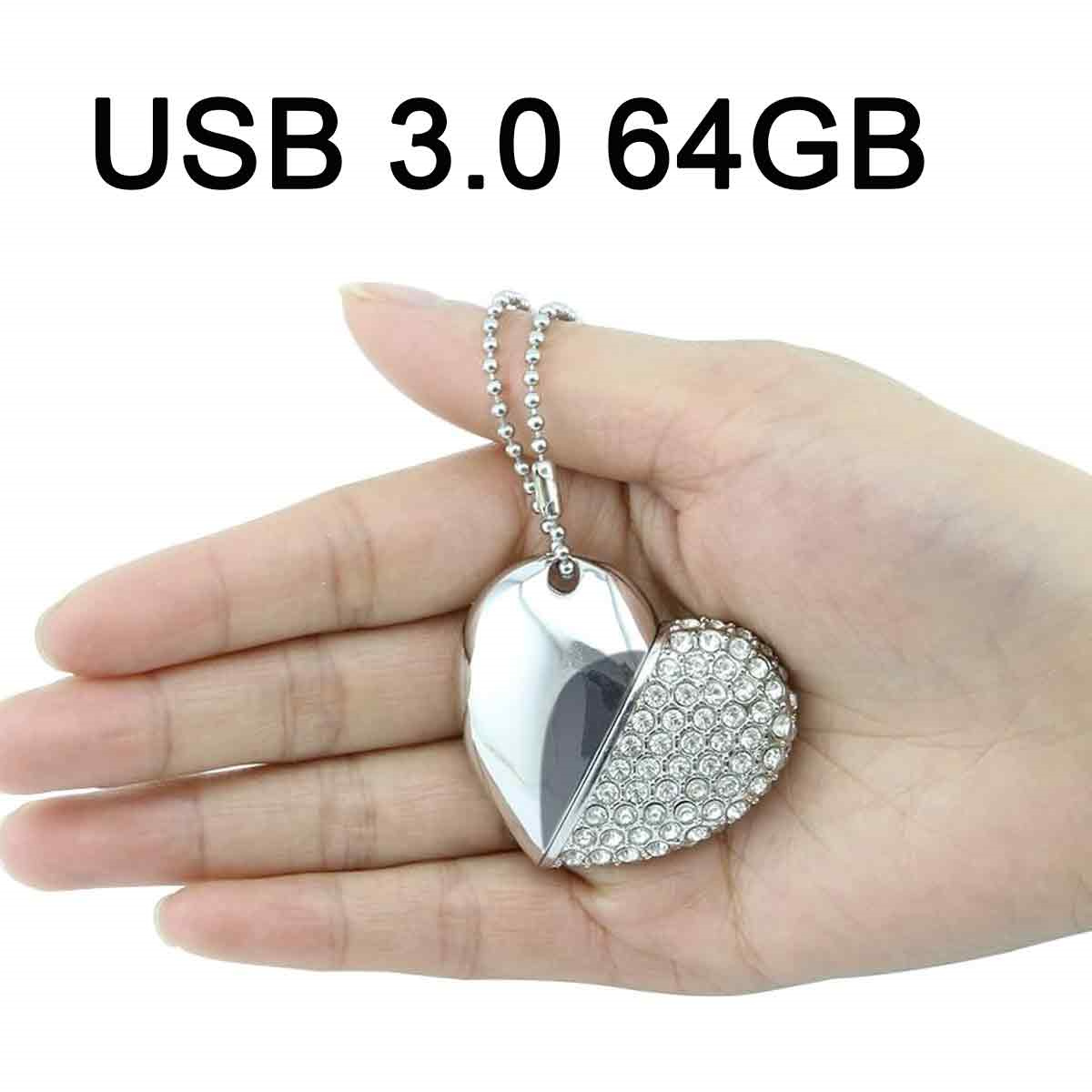 Herzförmiger USB-Stick. Die rechte Seite ist mit Kristallen bedeckt, die linke ist silber.