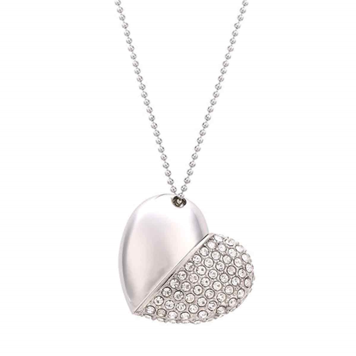 Eine silberne herzförmige Anhängerkette mit einem halb bedeckten, mit Diamanten besetzten Teil.