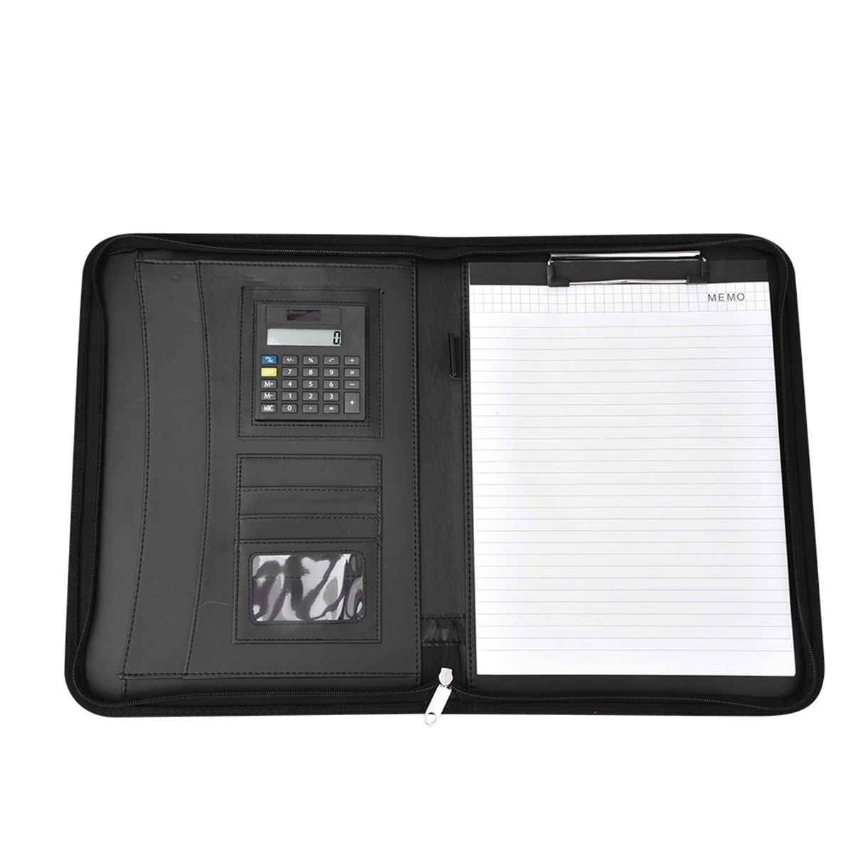 Schwarze Ledermappe mit Taschenrechner, Notizblock und Stift. Weißer Hintergrund.
