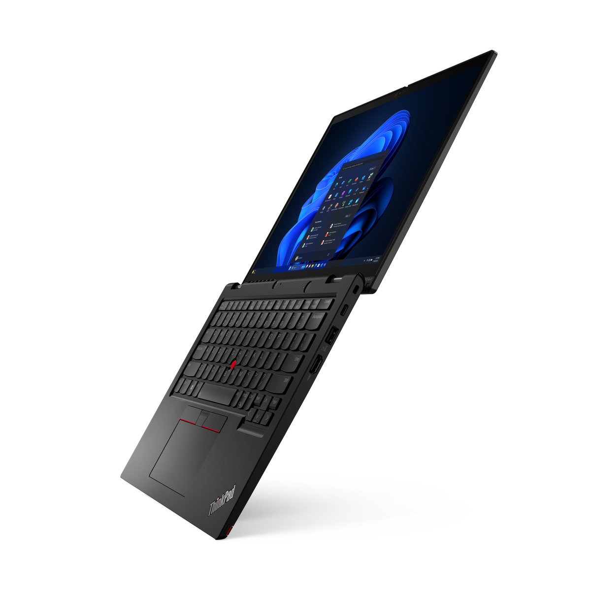 Schwarzer Lenovo ThinkPad Laptop geöffnet. Der Bildschirm zeigt eine Windows-Oberfläche, weißer Hintergrund.
