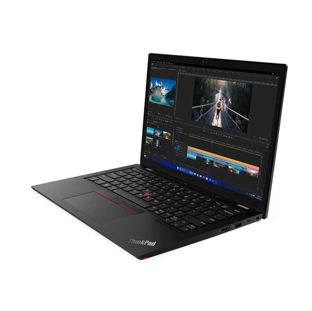 Schwarzer Laptop zeigt Videobearbeitungssoftware. Der Bildschirm zeigt eine Brückenszene. Tastatur und Logo sind sichtbar.