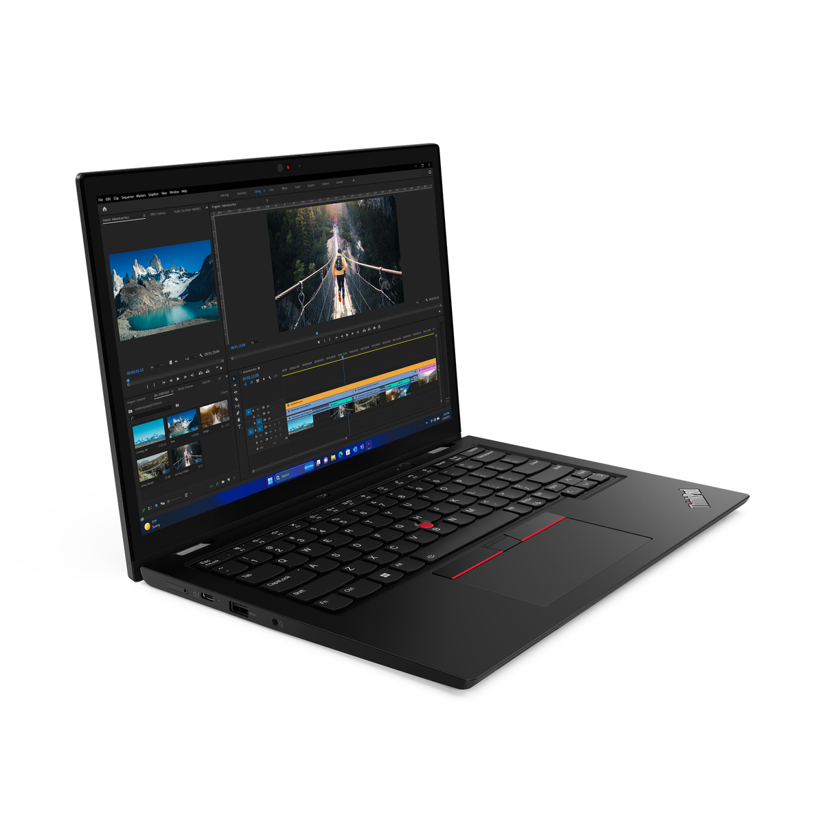 Schwarzer Laptop mit offenem Bildschirm, der eine Videoschnittstelle mit Bergkulisse zeigt.