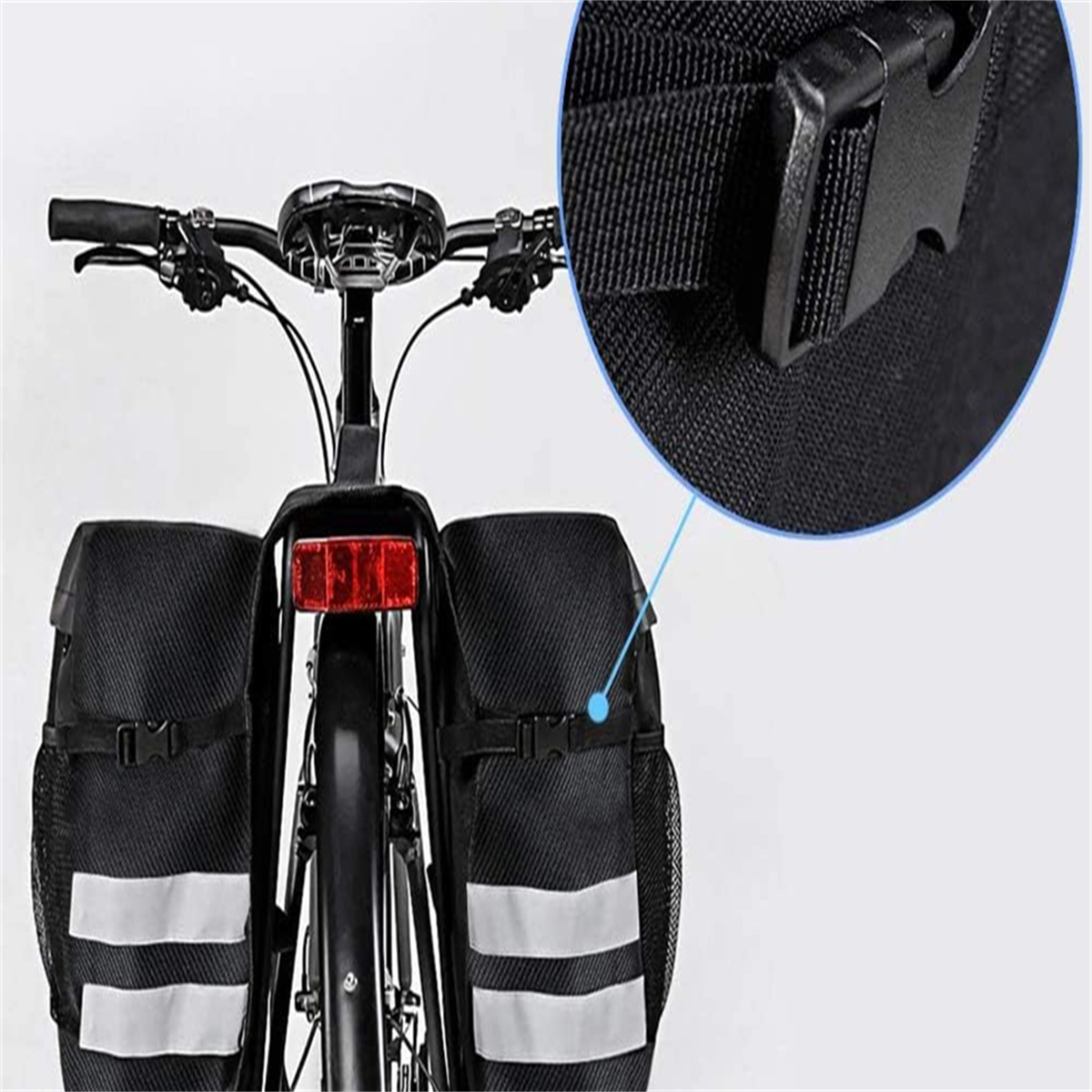 Fahrrad mit schwarzen Packtaschen und reflektierenden Streifen, Rückansicht.