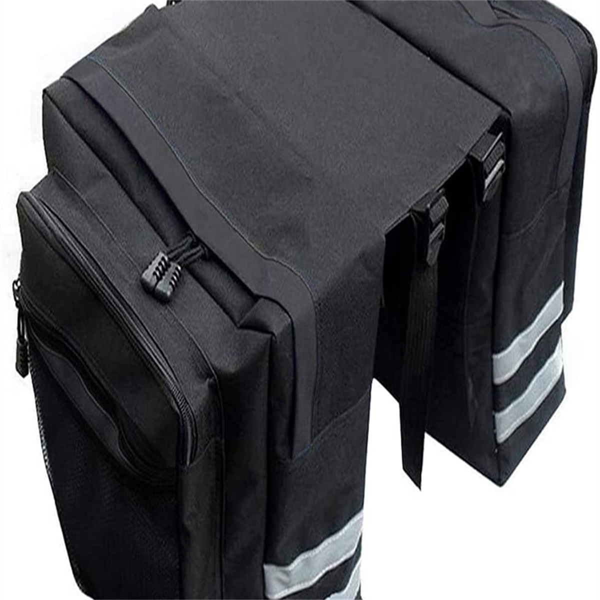 Schwarze Fahrradpacktaschen mit reflektierenden Streifen. Reißverschlussfächer, verstellbare Riemen. Hintergrund ist weiß.