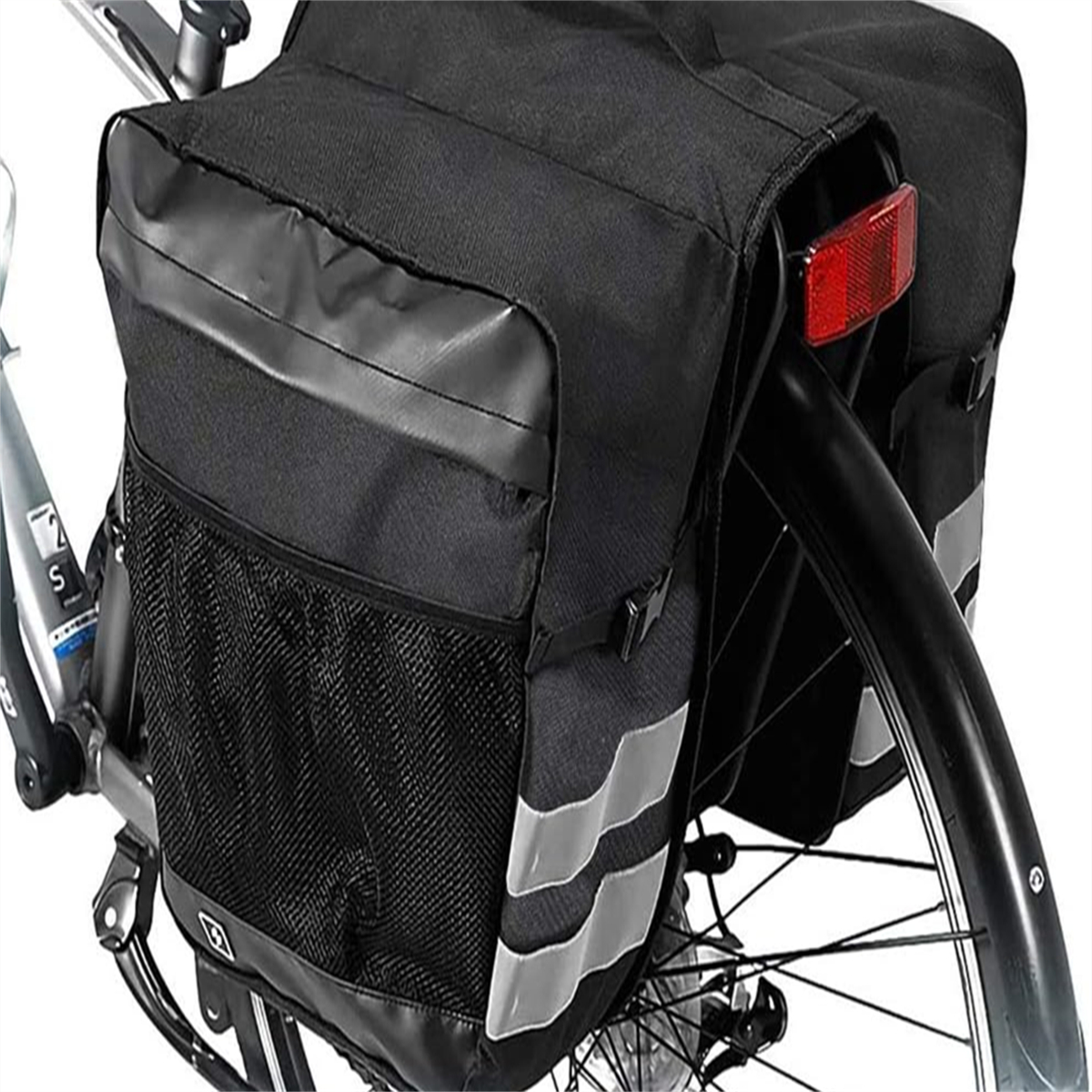 Schwarze Fahrradtaschen mit reflektierenden Streifen. Eine hat eine Netztasche.
