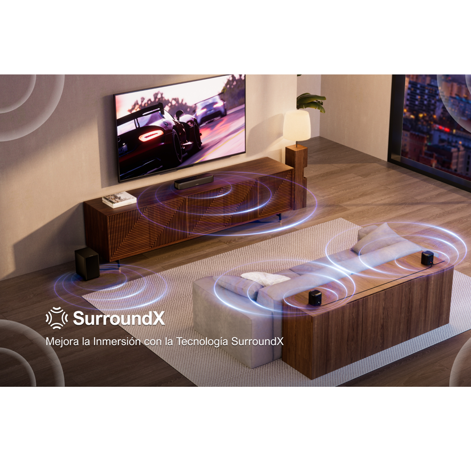 Salón con TV, sistema de sonido y sofá, mostrando una escena de carreras.