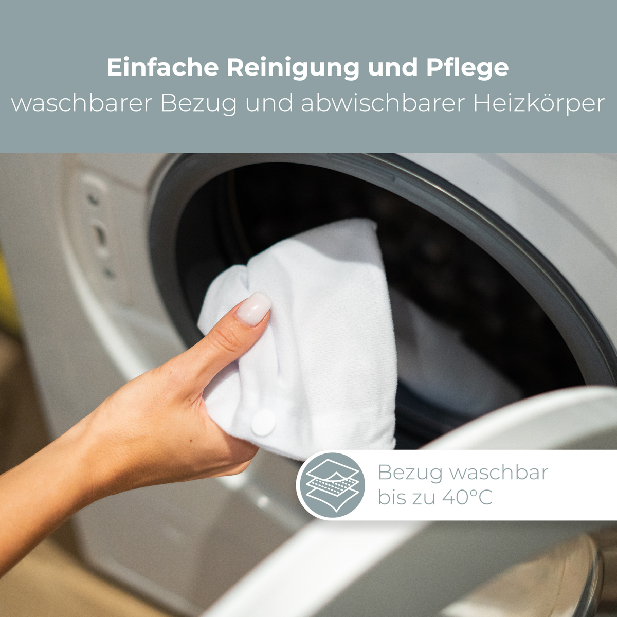 Ręka kobiety umieszcza białą szmatkę w pralce. Drzwi maszyny są otwarte.