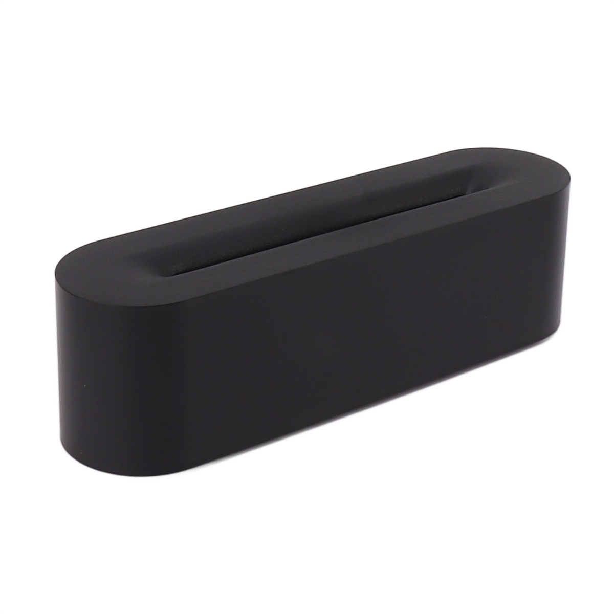 Schwarzes, rechteckiges, festes Objekt mit einer gewölbten Aussparung, vor weißem Hintergrund.