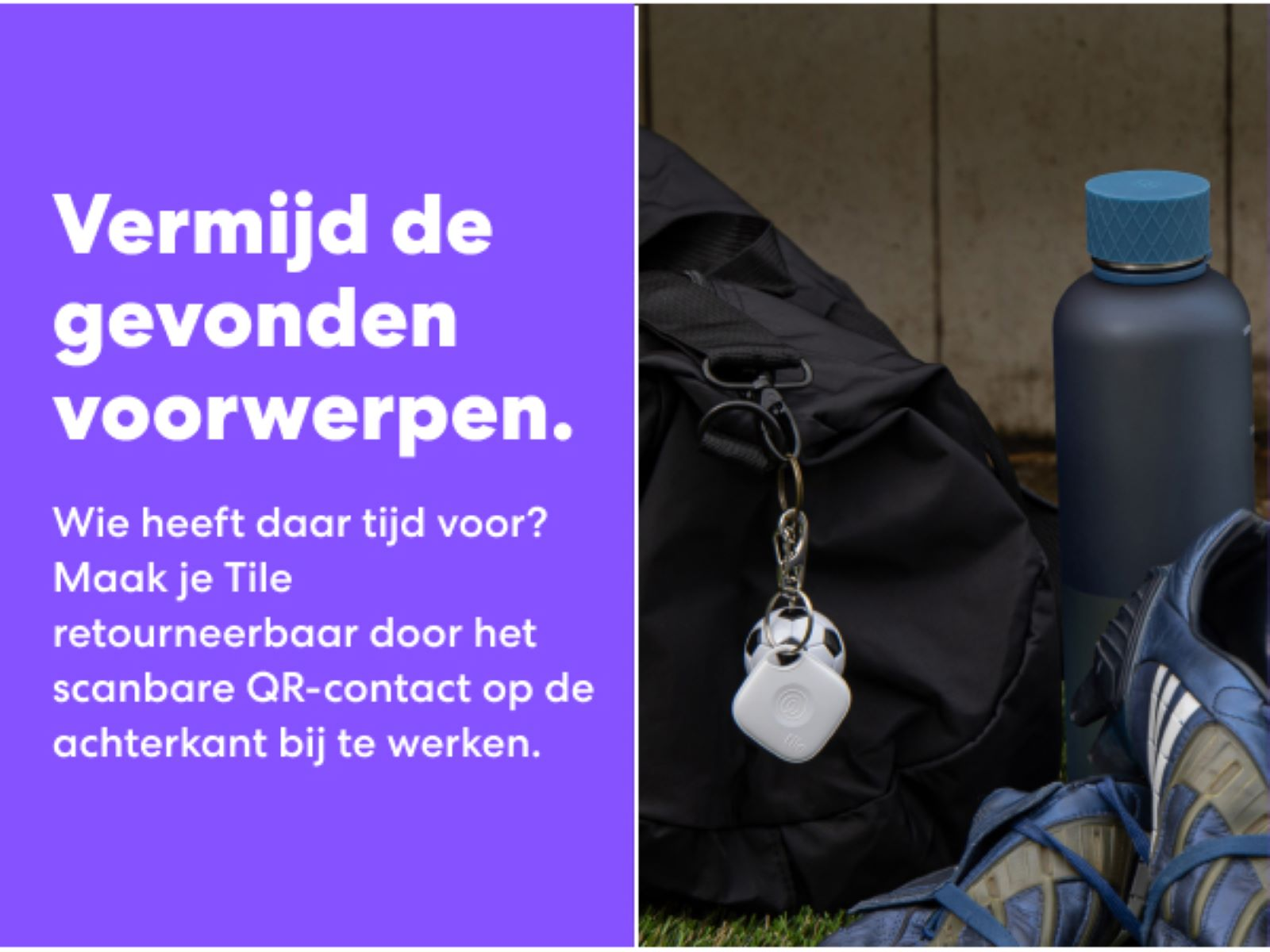 Un tracker Tile attaché à un sac. Autres objets comme une bouteille et des chaussures sont visibles.