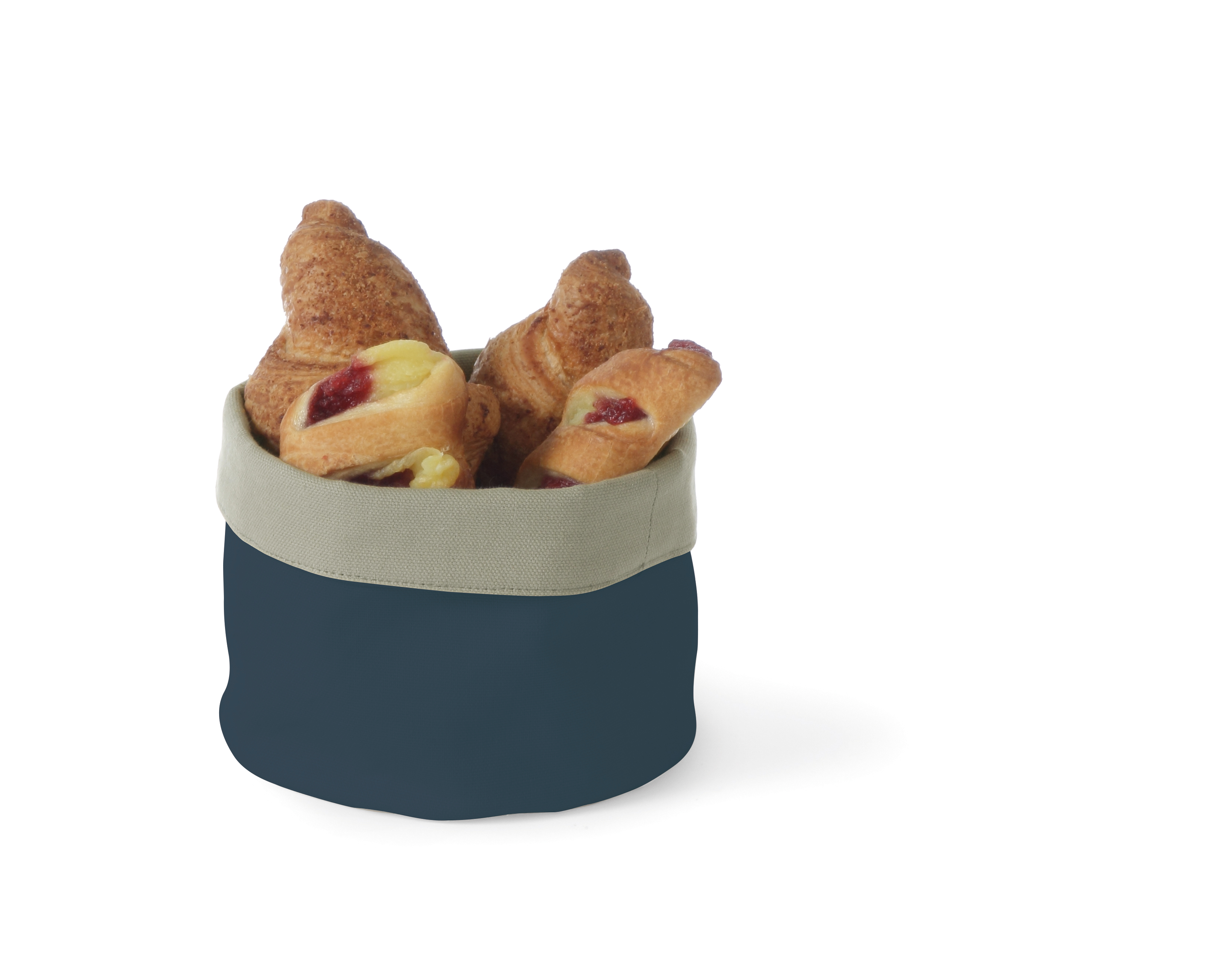 Un cestino blu navy con bordo beige che contiene croissant e pasticcini.
