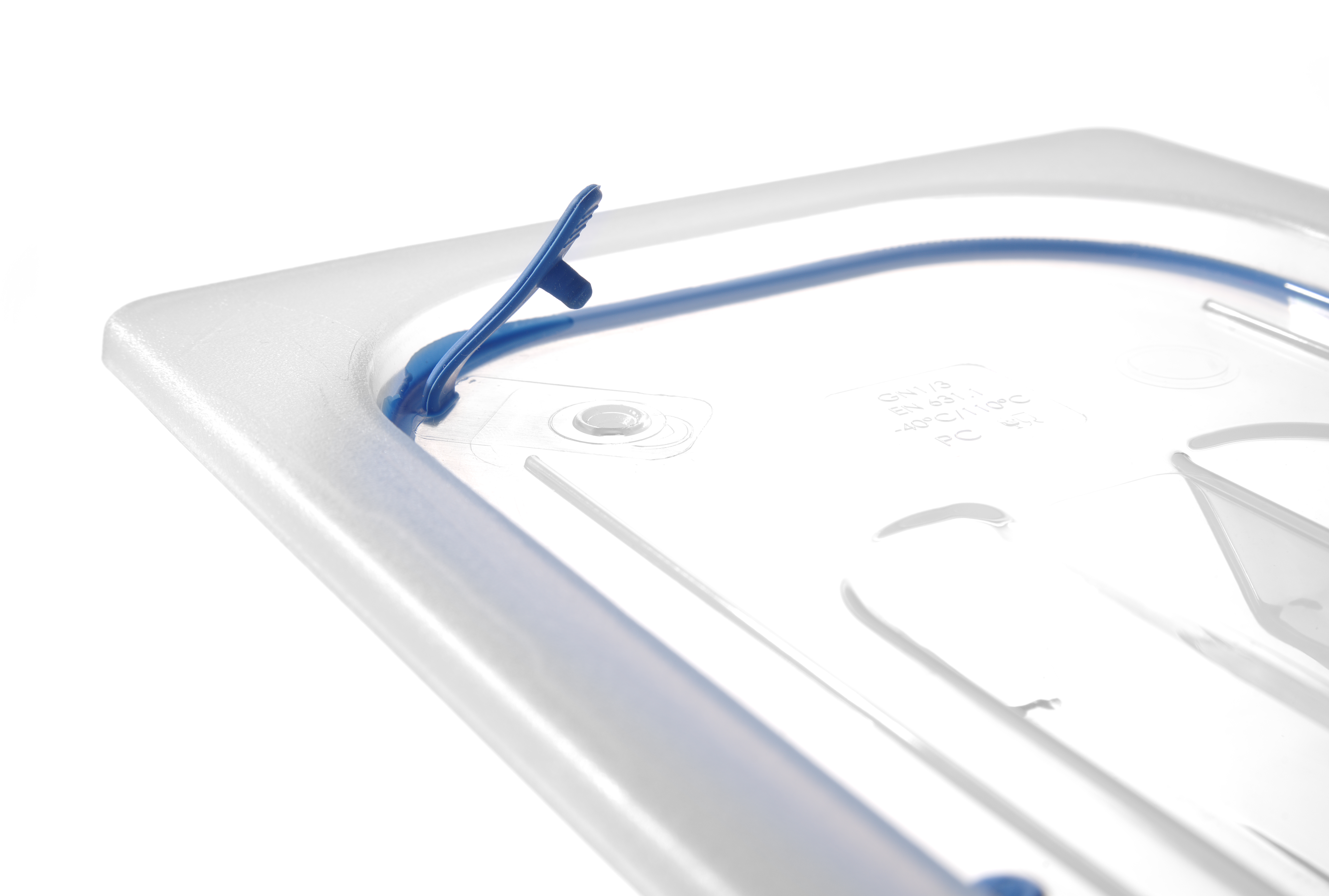 Primo piano di un coperchio trasparente per vassoio di plastica con manico blu. Sfondo bianco.
