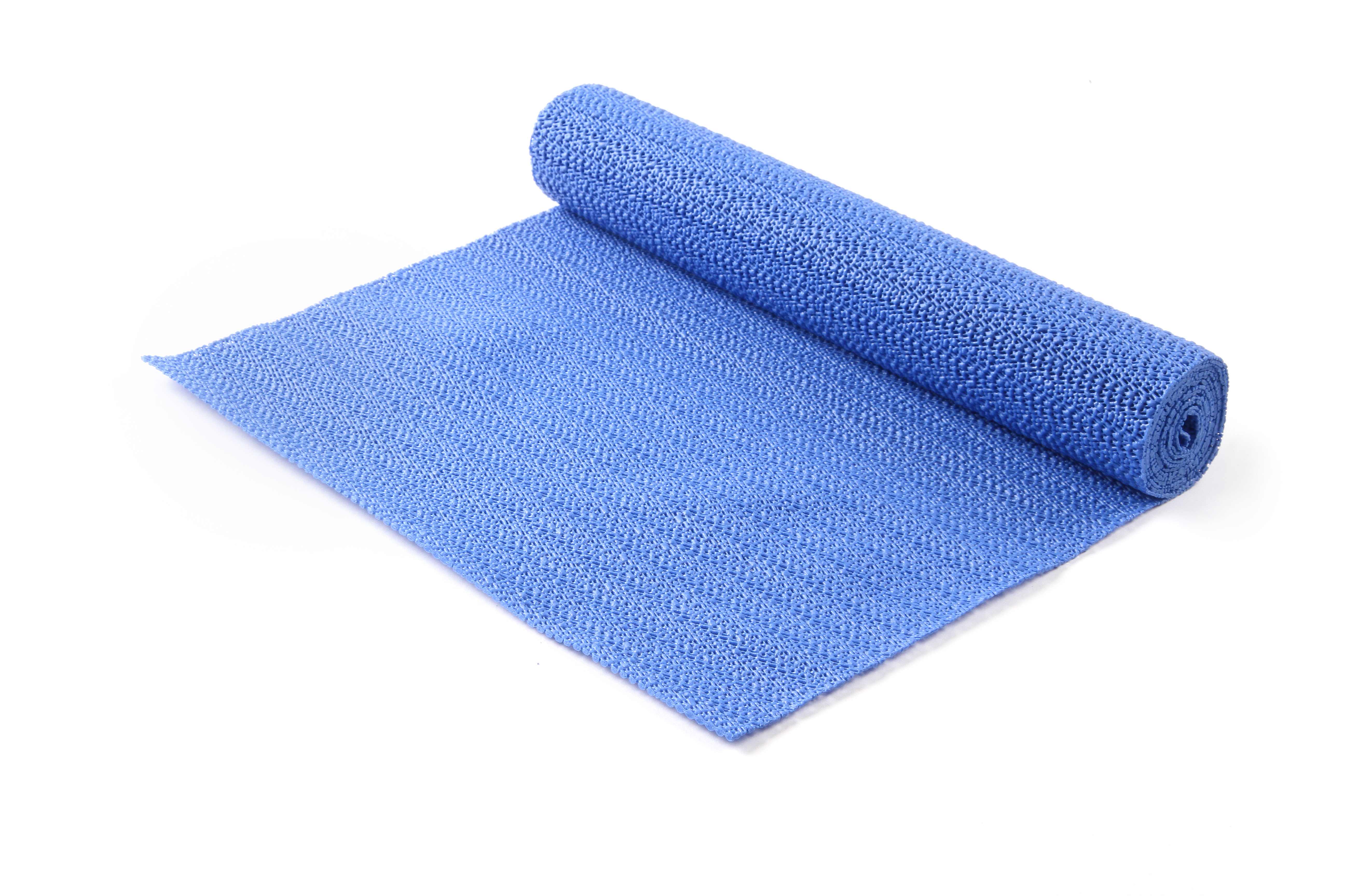 Un tappetino da yoga blu arrotolato, parzialmente srotolato su una superficie bianca.