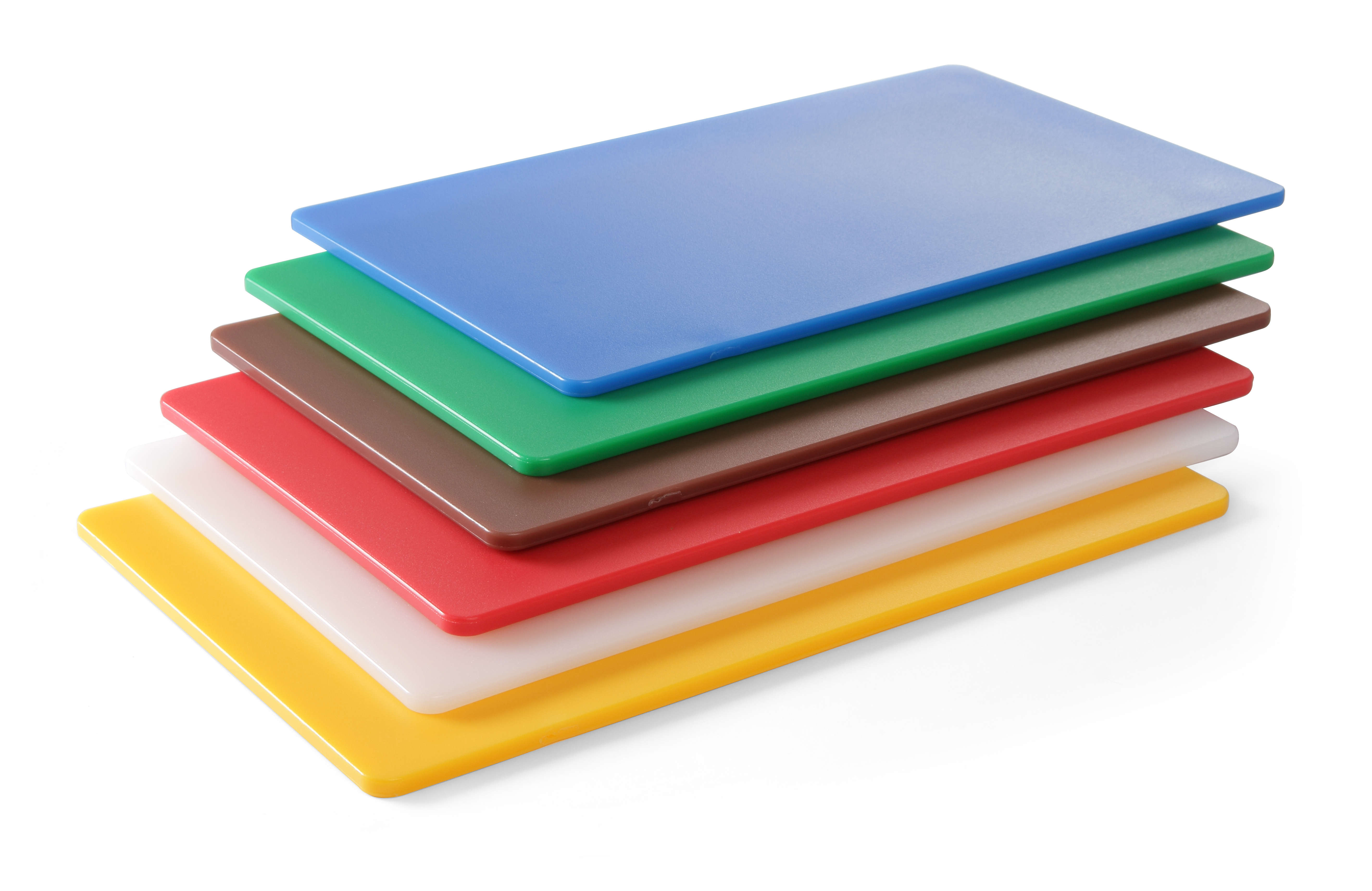 Sei taglieri colorati impilati. Blu, verde, marrone, rosso, bianco e giallo. Sfondo bianco.