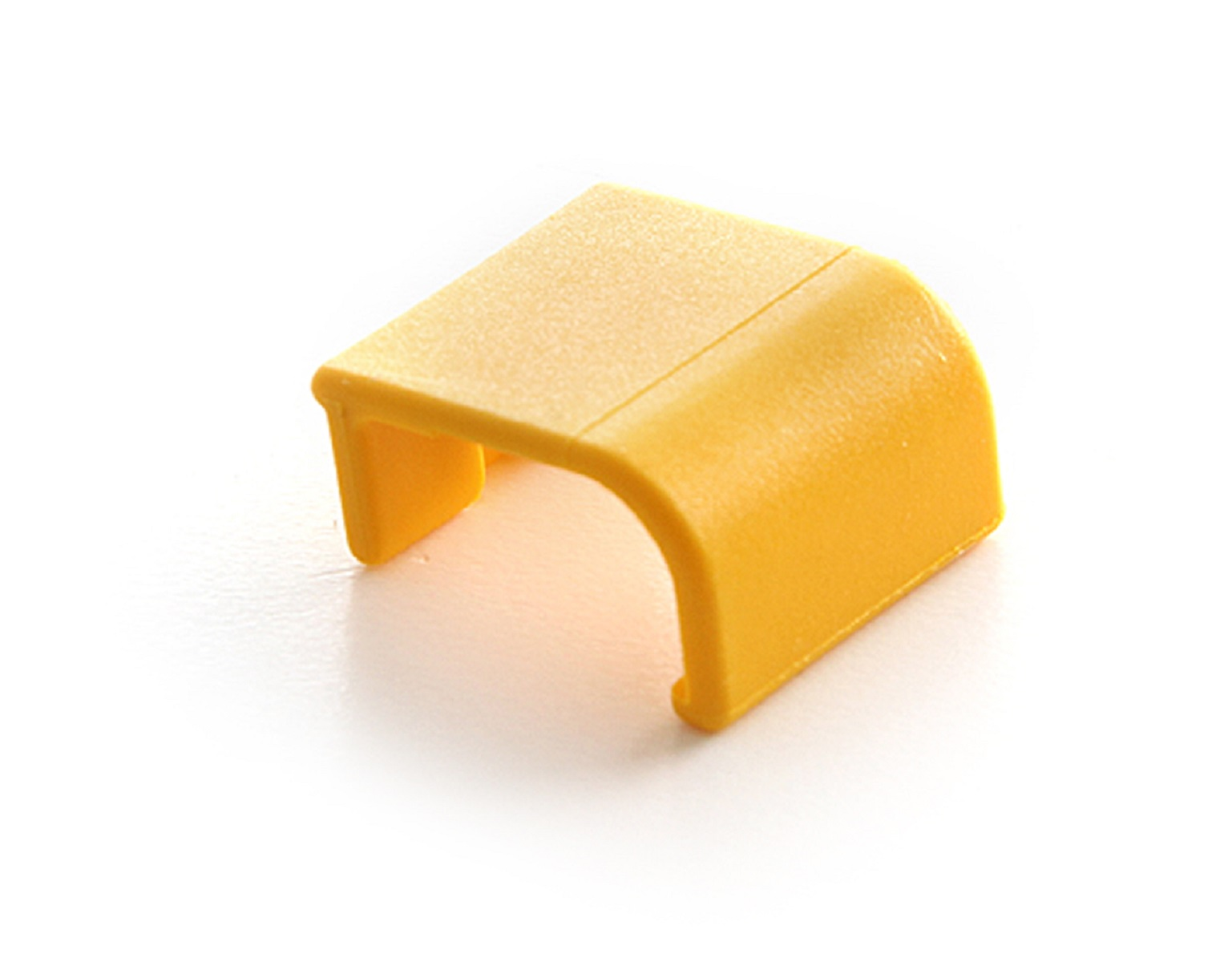 Un paraspigolo in plastica giallo. Lo sfondo è bianco.
