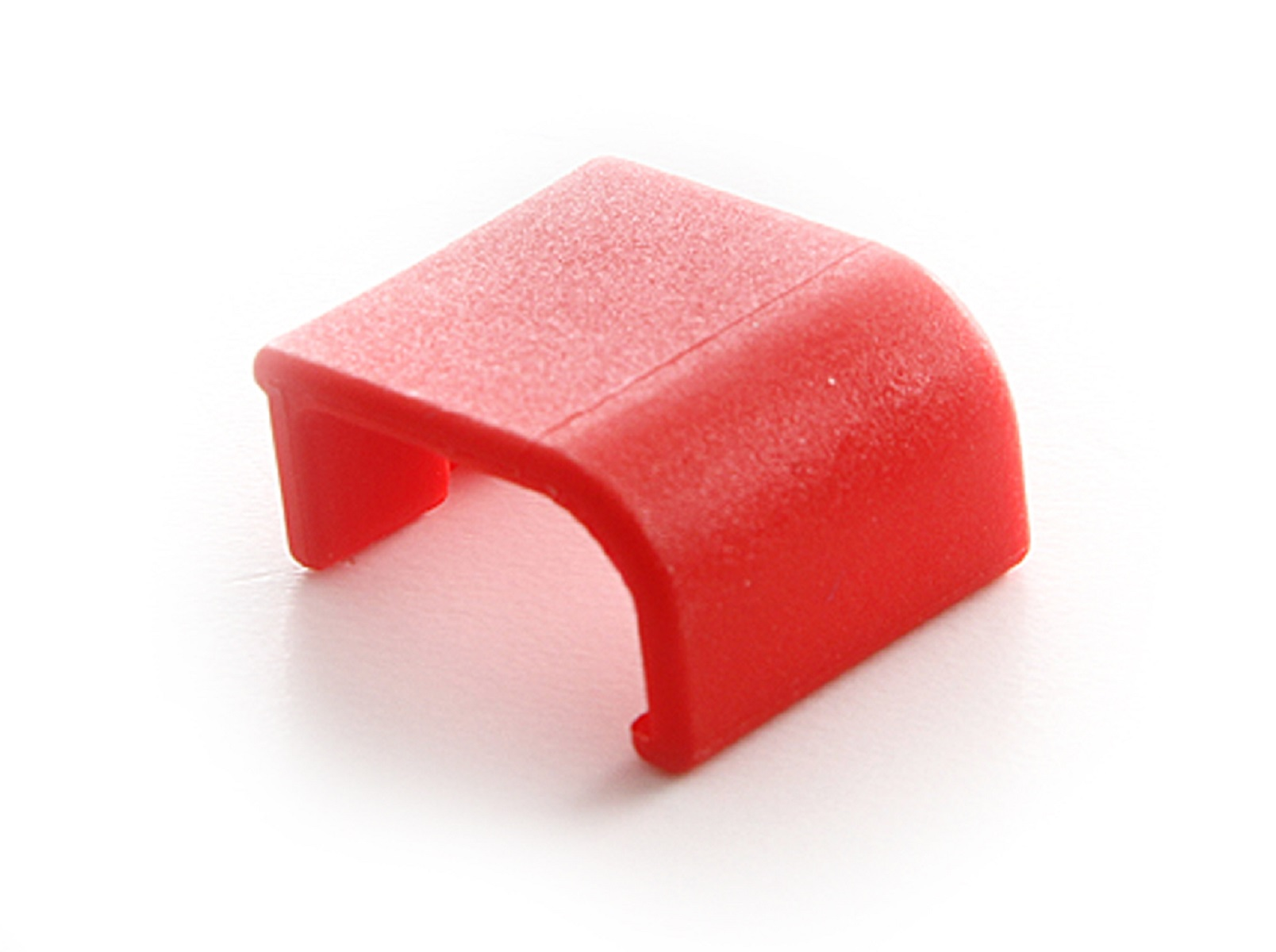 Protezione angolare in plastica rossa. Forma curva. Isolato su sfondo bianco.