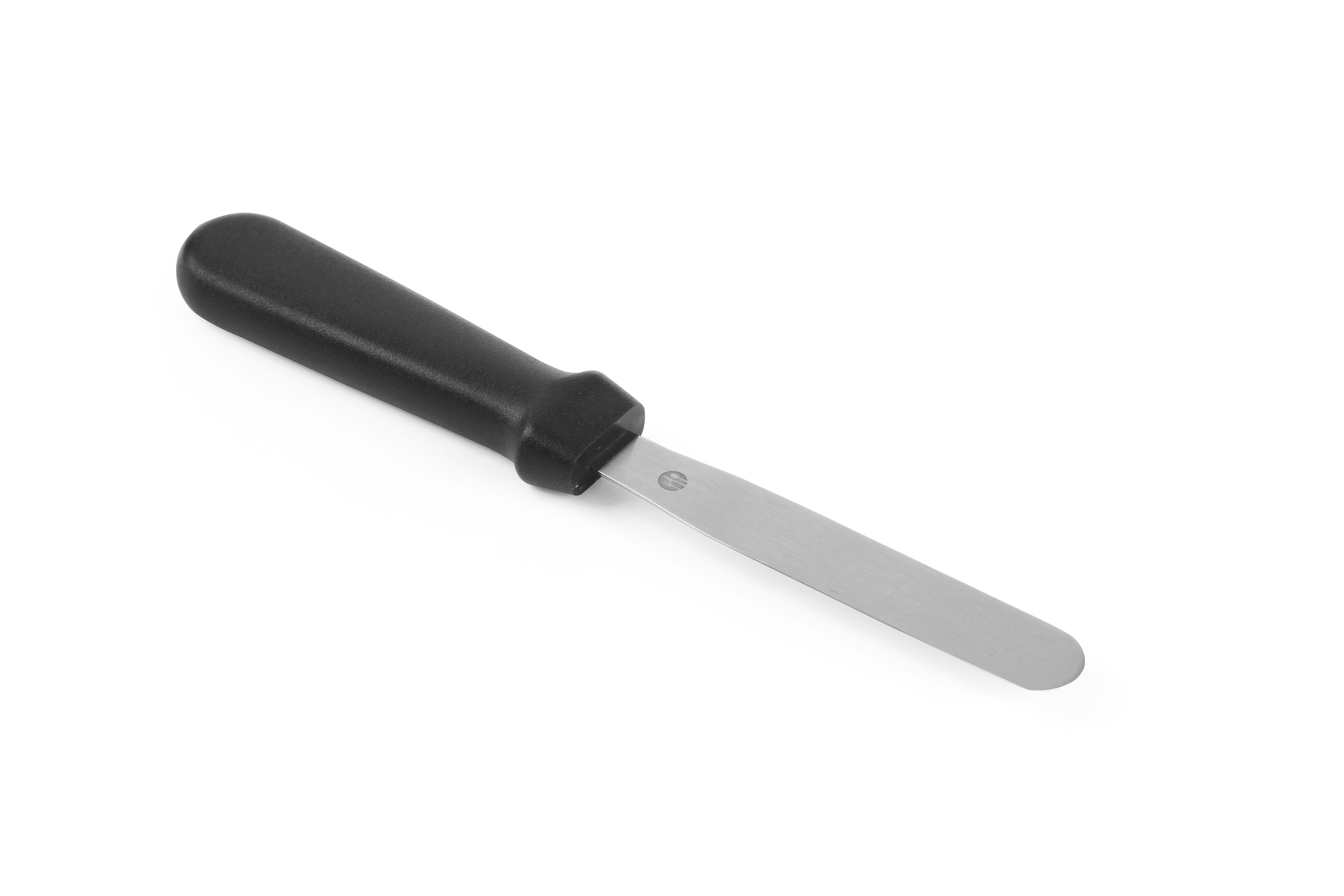 Una spatola offset in acciaio inox con manico nero su sfondo bianco.