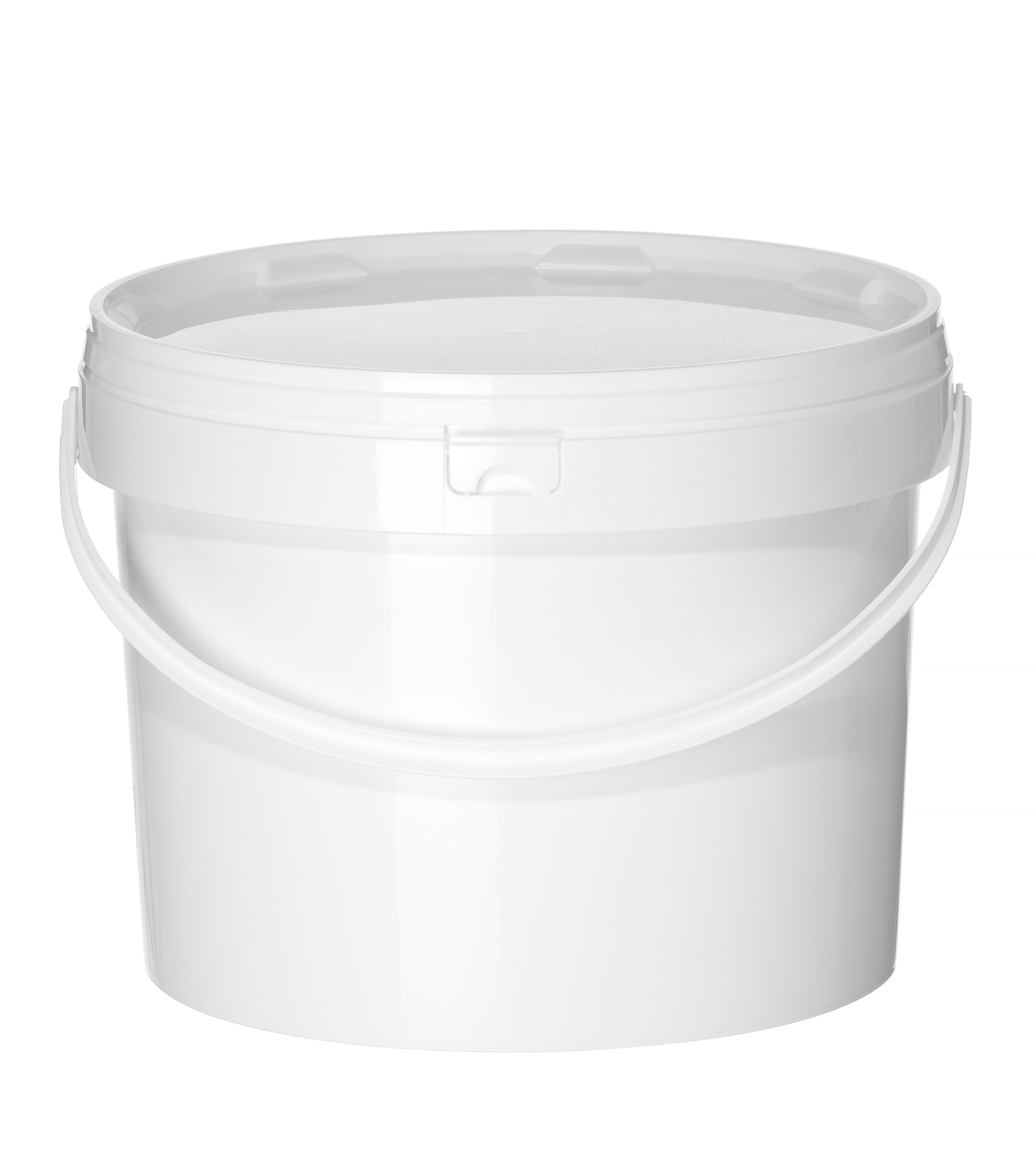 Secchio di plastica bianco con manico. Coperchio sopra. Isolato su bianco.