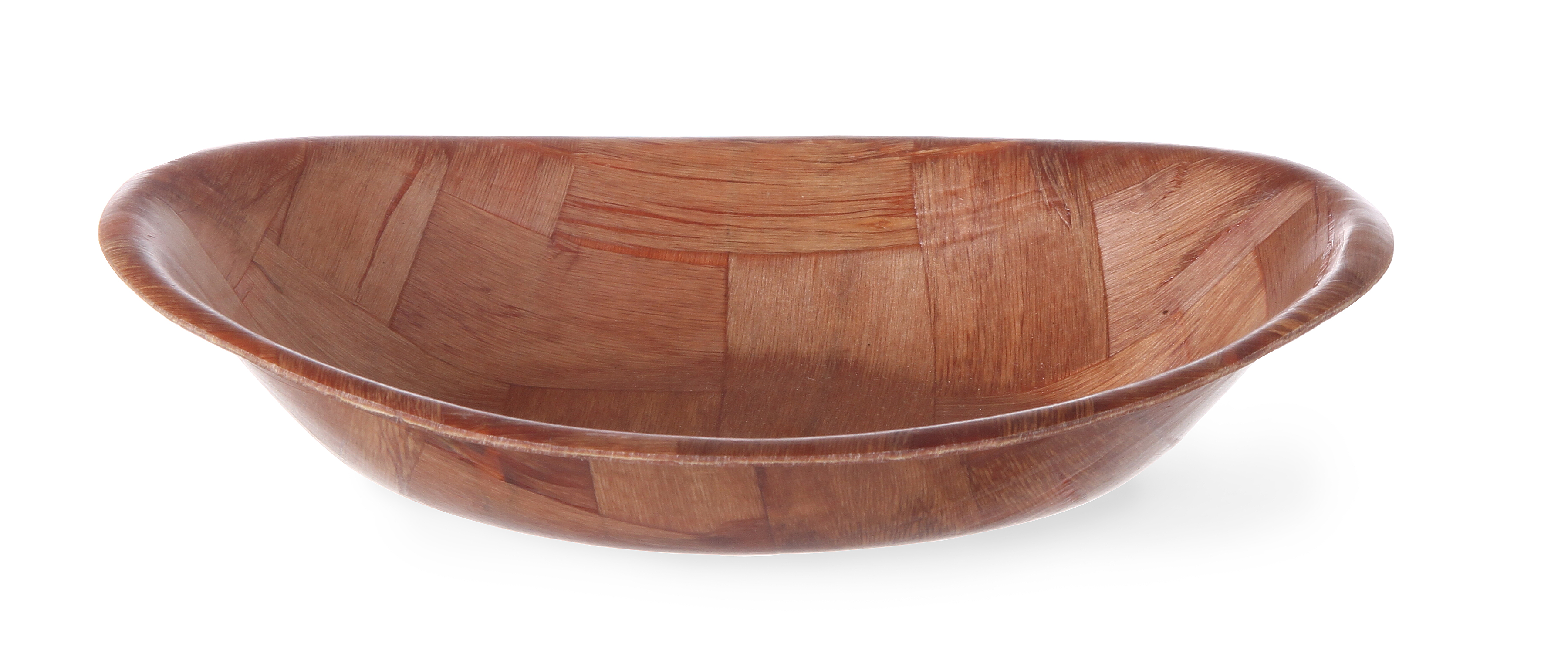 Insalatiera in legno su sfondo bianco. La ciotola è di forma ovale con un design intrecciato.