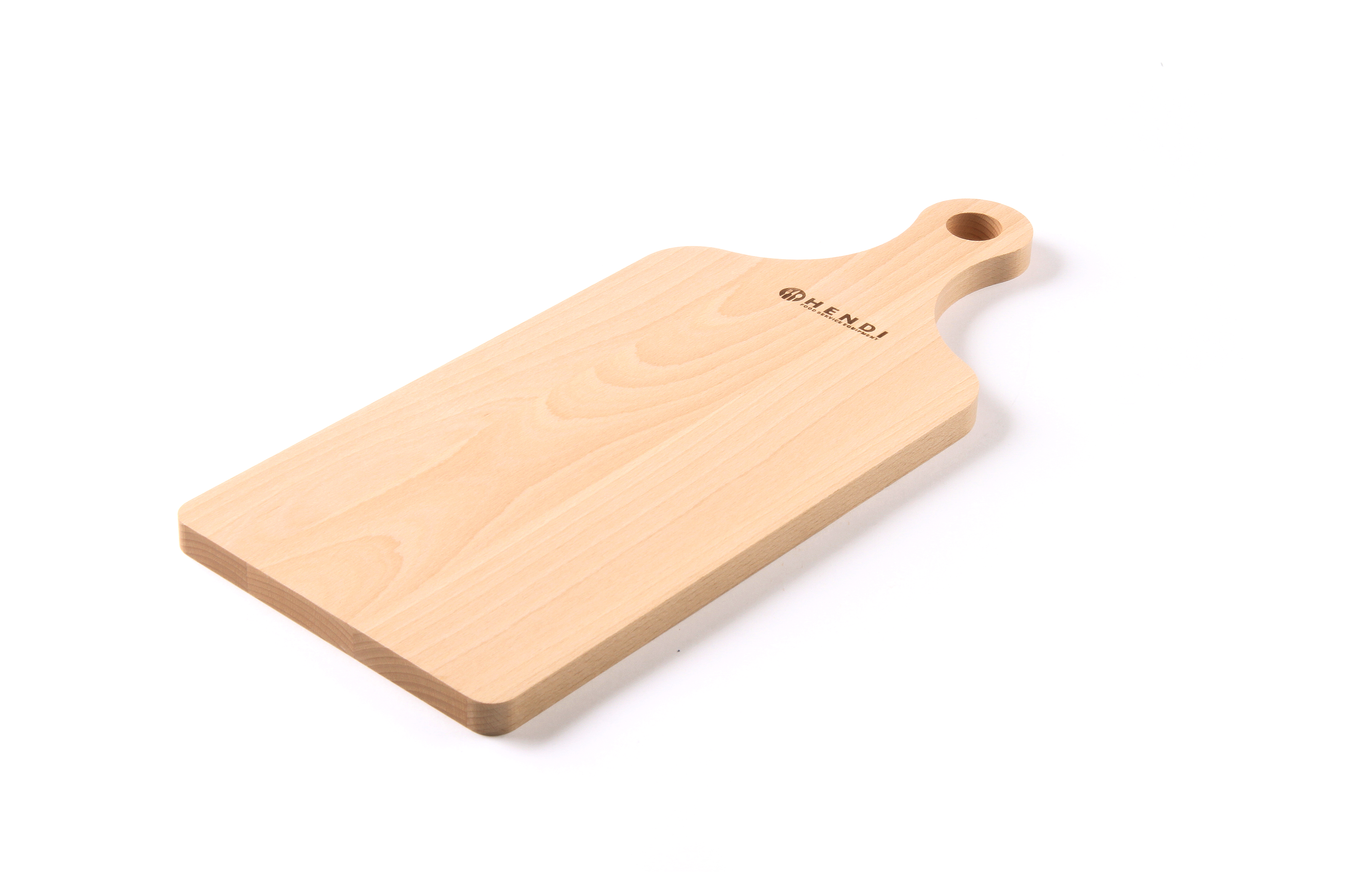 Tagliere in legno con manico. Colore marrone chiaro. Sfondo bianco.