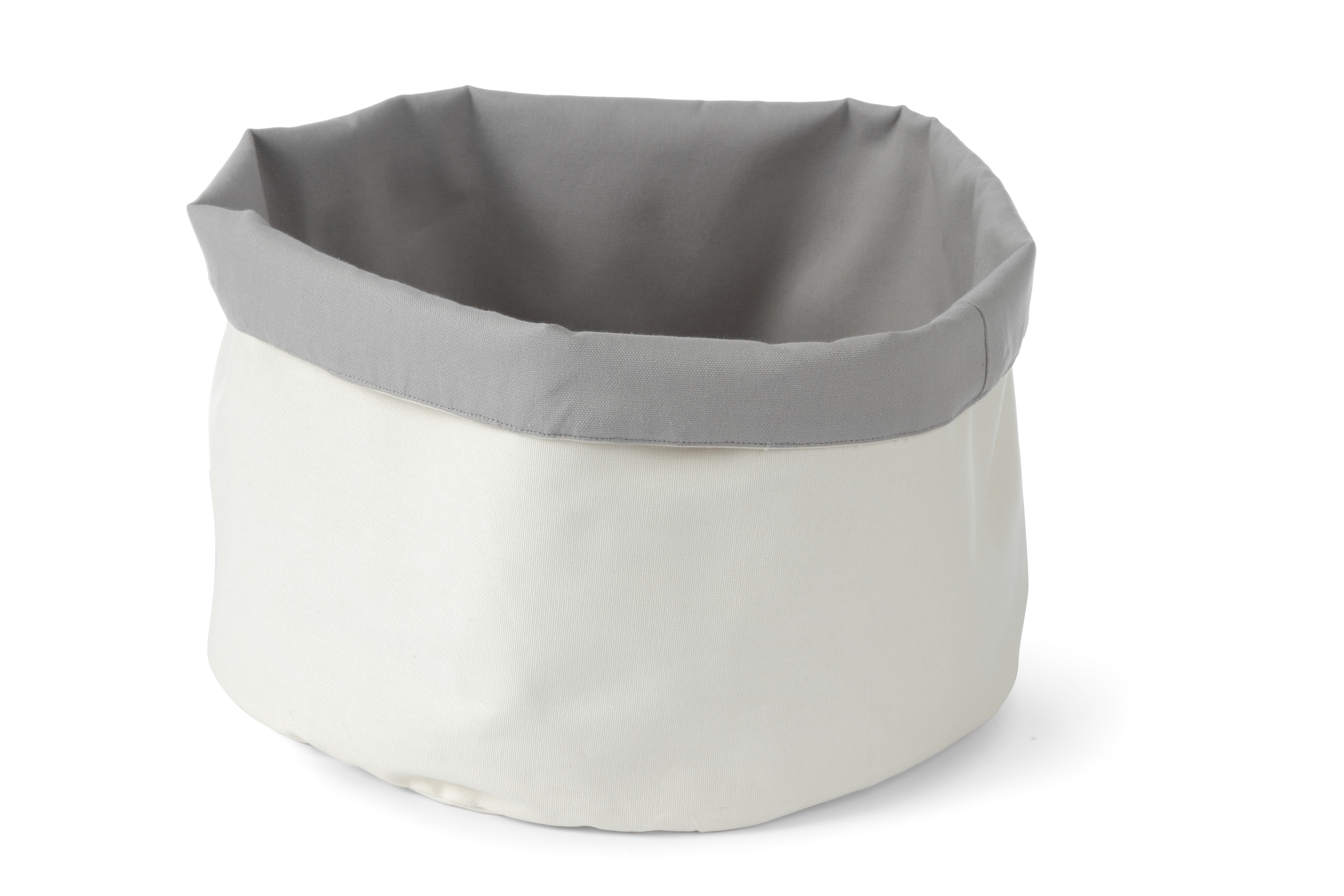 Cestino in tessuto bianco e grigio. Parte superiore aperta. Sfondo bianco.