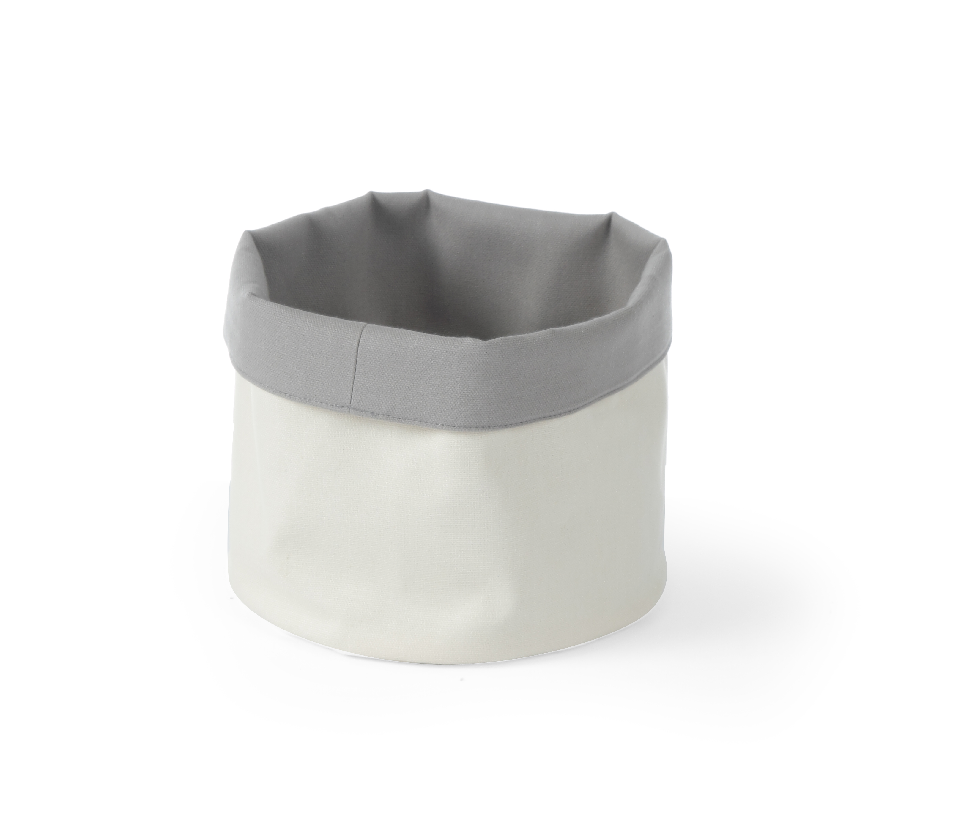 Un cesto in tessuto bianco e grigio su sfondo bianco. Il bordo è grigio.