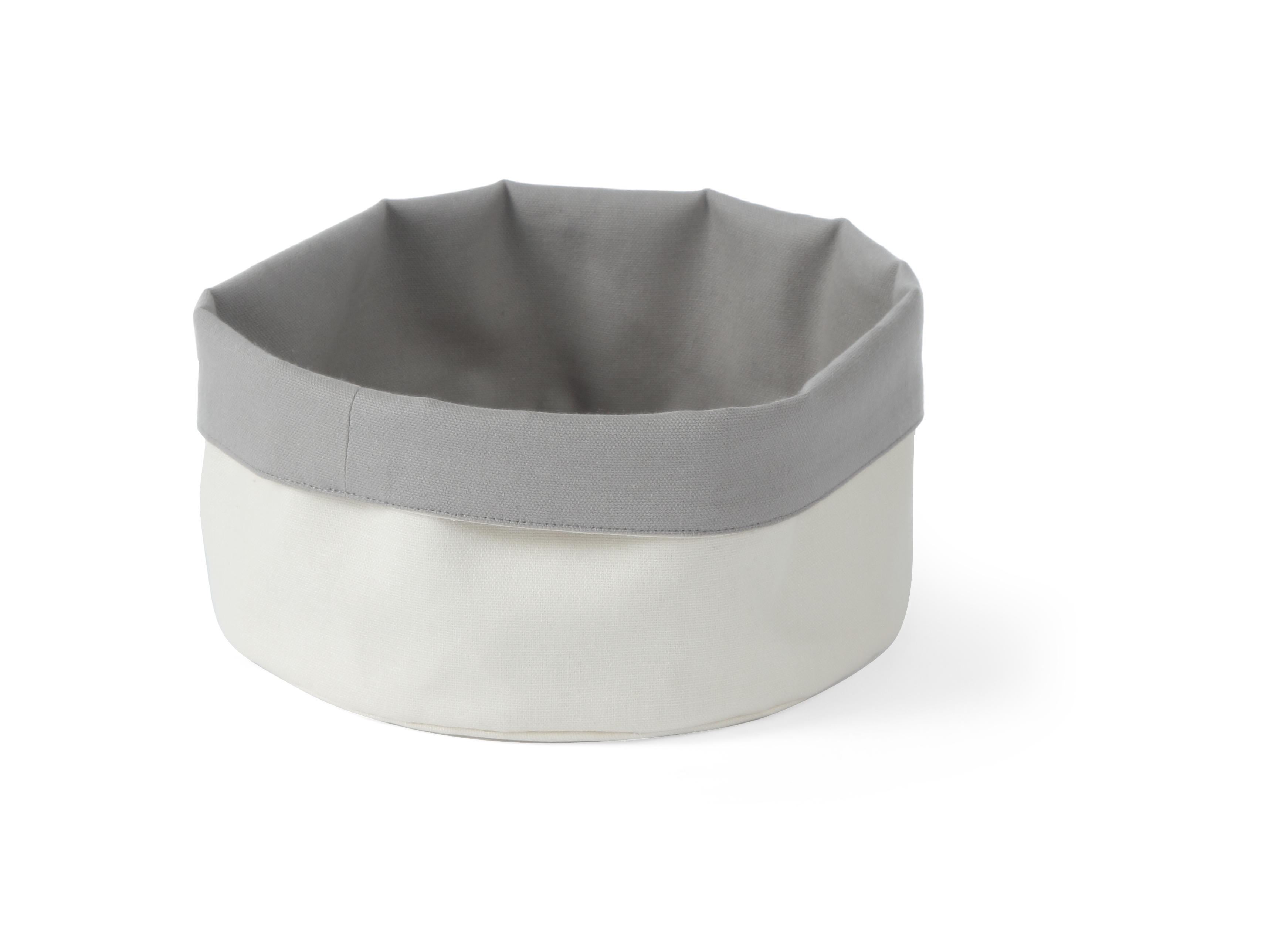 Cesto in tessuto grigio e bianco. Forma ovale. Sfondo bianco.