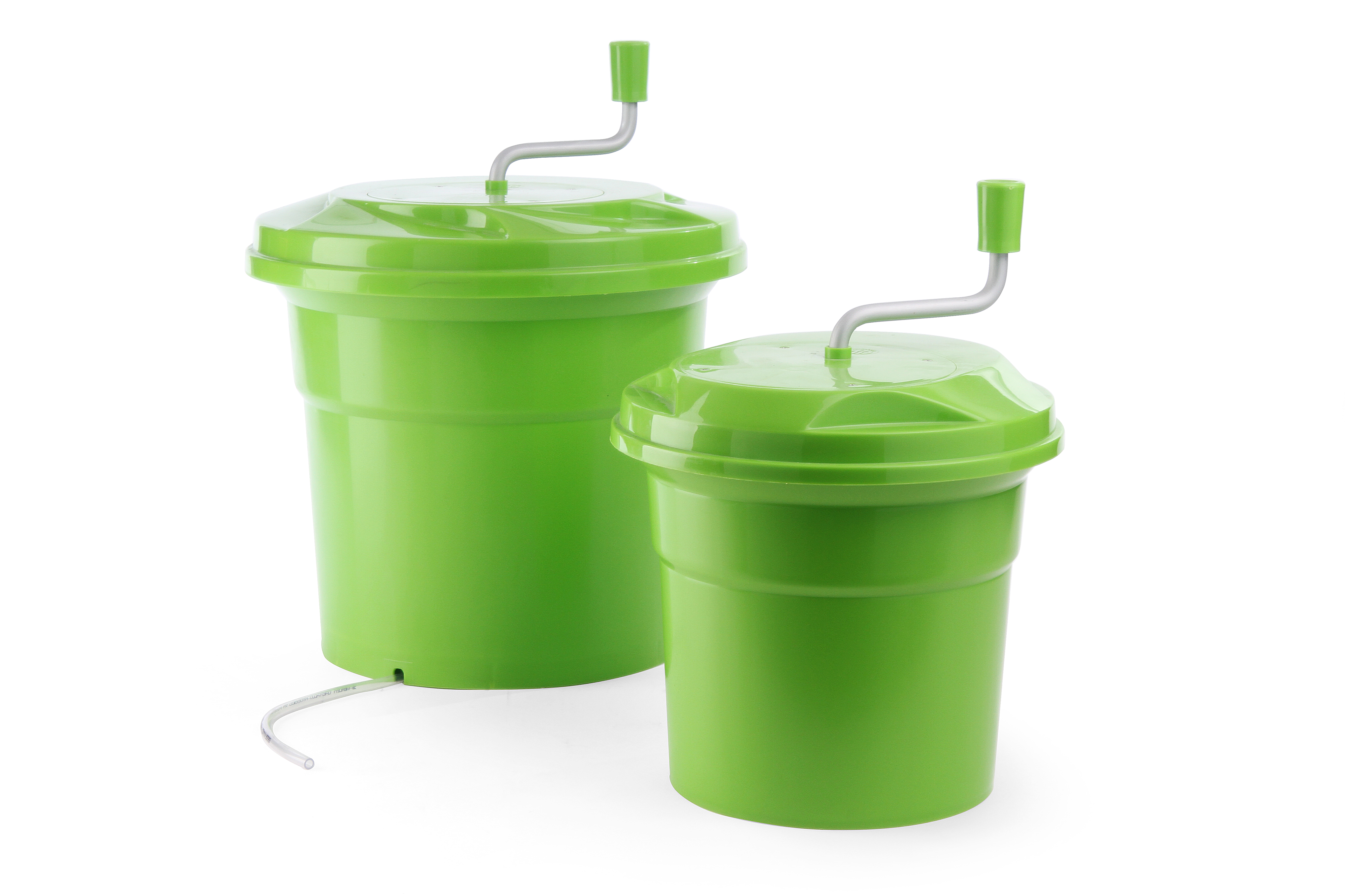 Due centrifughe per insalata verdi. Ognuna ha una manovella e un interno in plastica trasparente.