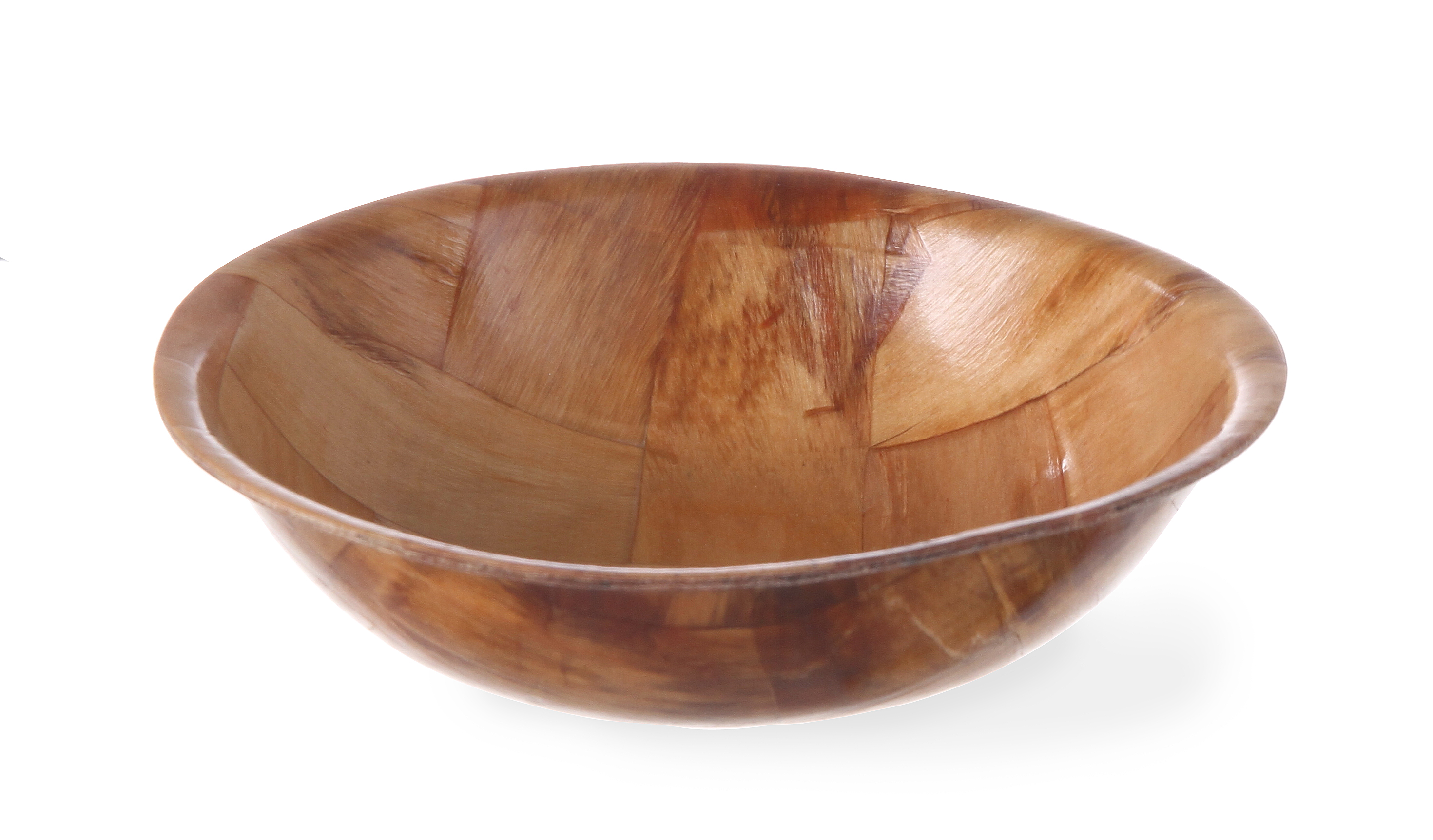 Un'insalatiera in legno fatta di strisce intrecciate, su una superficie bianca.
