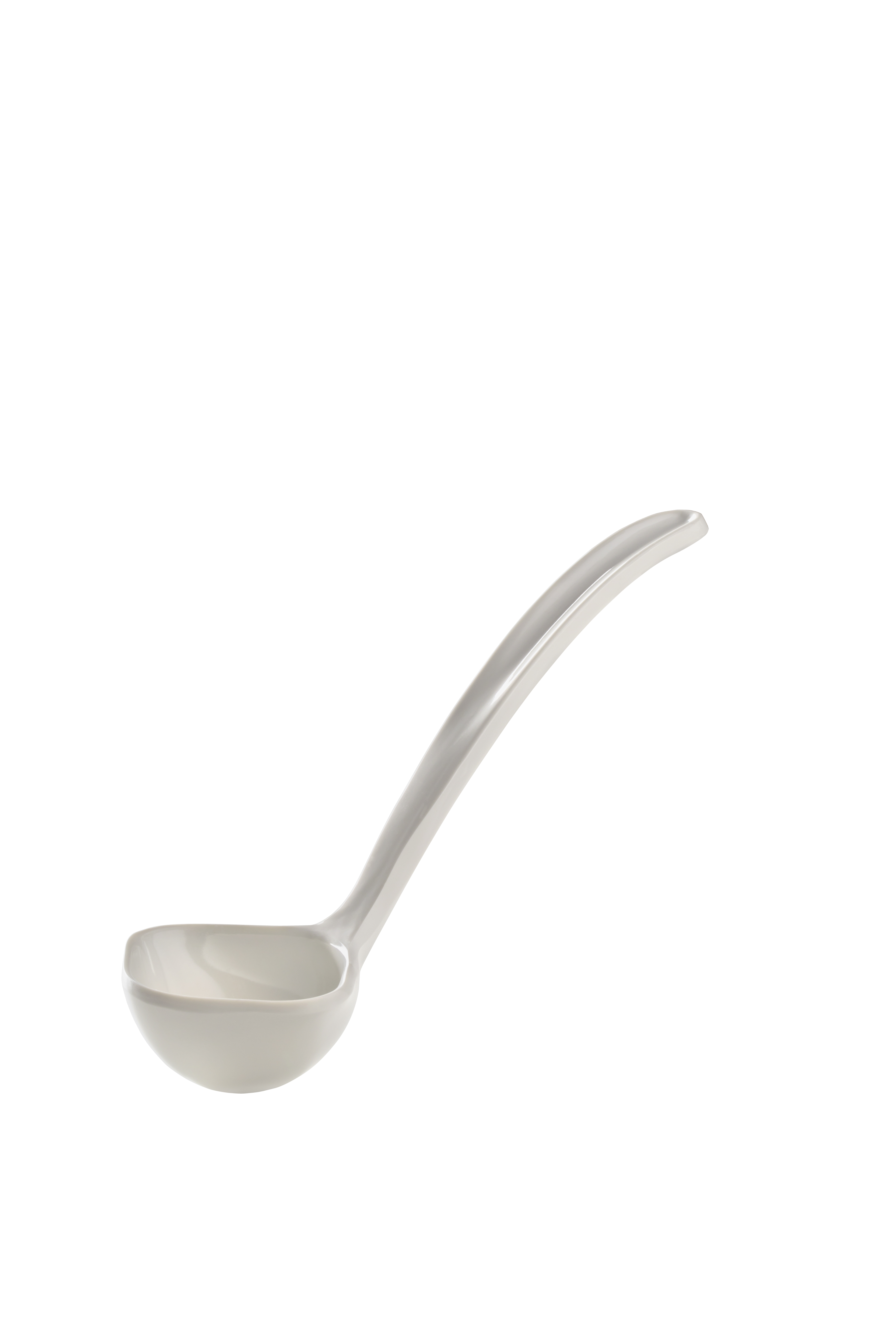 Mestolo bianco con conca arrotondata e lungo manico, isolato su bianco.